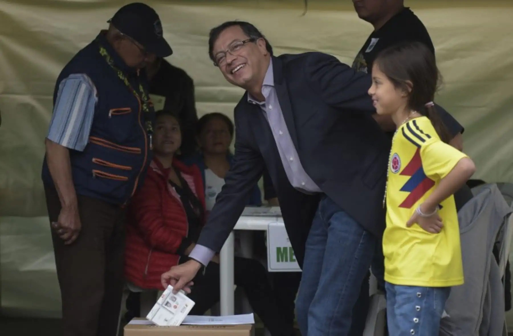 El candidato presidencial colombiano Gustavo Petro emitirá su voto al lado de su hija en un colegio electoral en Bogotá durante las elecciones presidenciales en Colombia.Foto:AFP