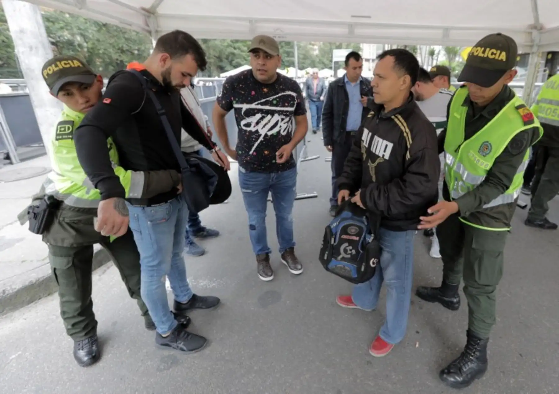 Los votantes son cacheados antes de poder votar en los colegios electorales en Bogotá durante las elecciones presidenciales en Colombia.Foto:AFP