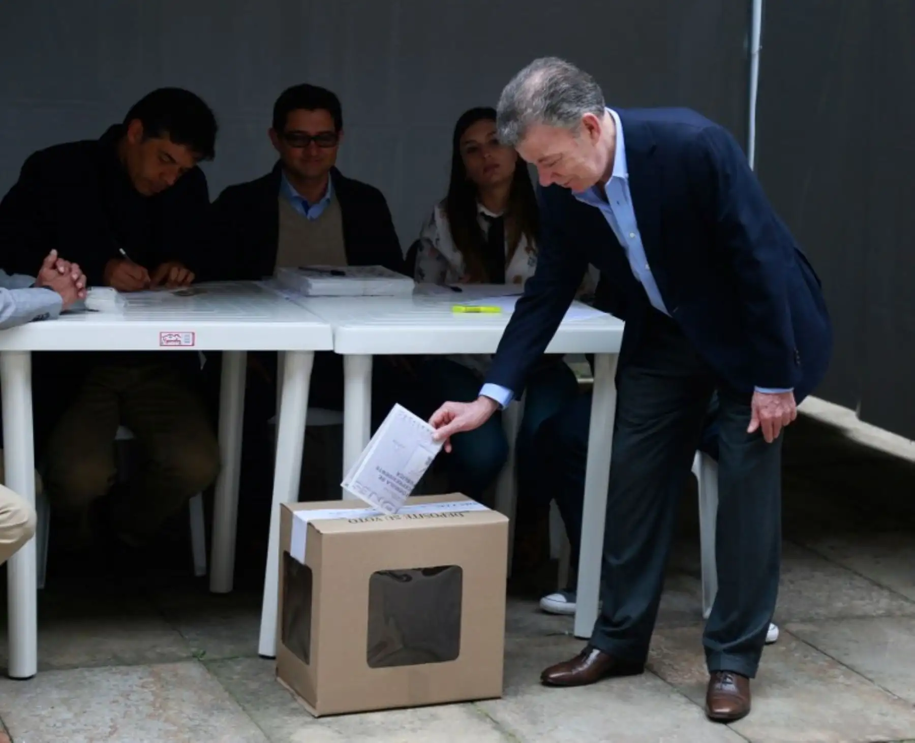 El presidente colombiano, Juan Manuel Santos, da su voto en una mesa electoral en Bogotá durante las elecciones presidenciales en Colombia.Foto:AFP
