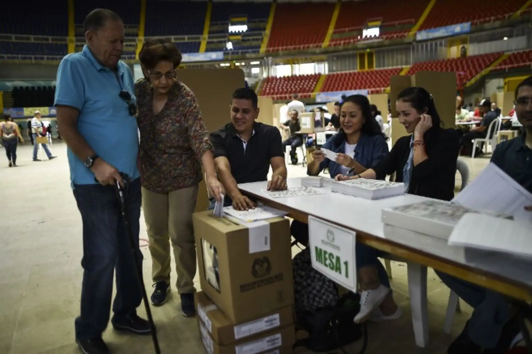 Una mujer da su voto en un colegio electoral en Cali, departamento del Valle del Cauca, durante las elecciones presidenciales en Colombia.Foto:AFP