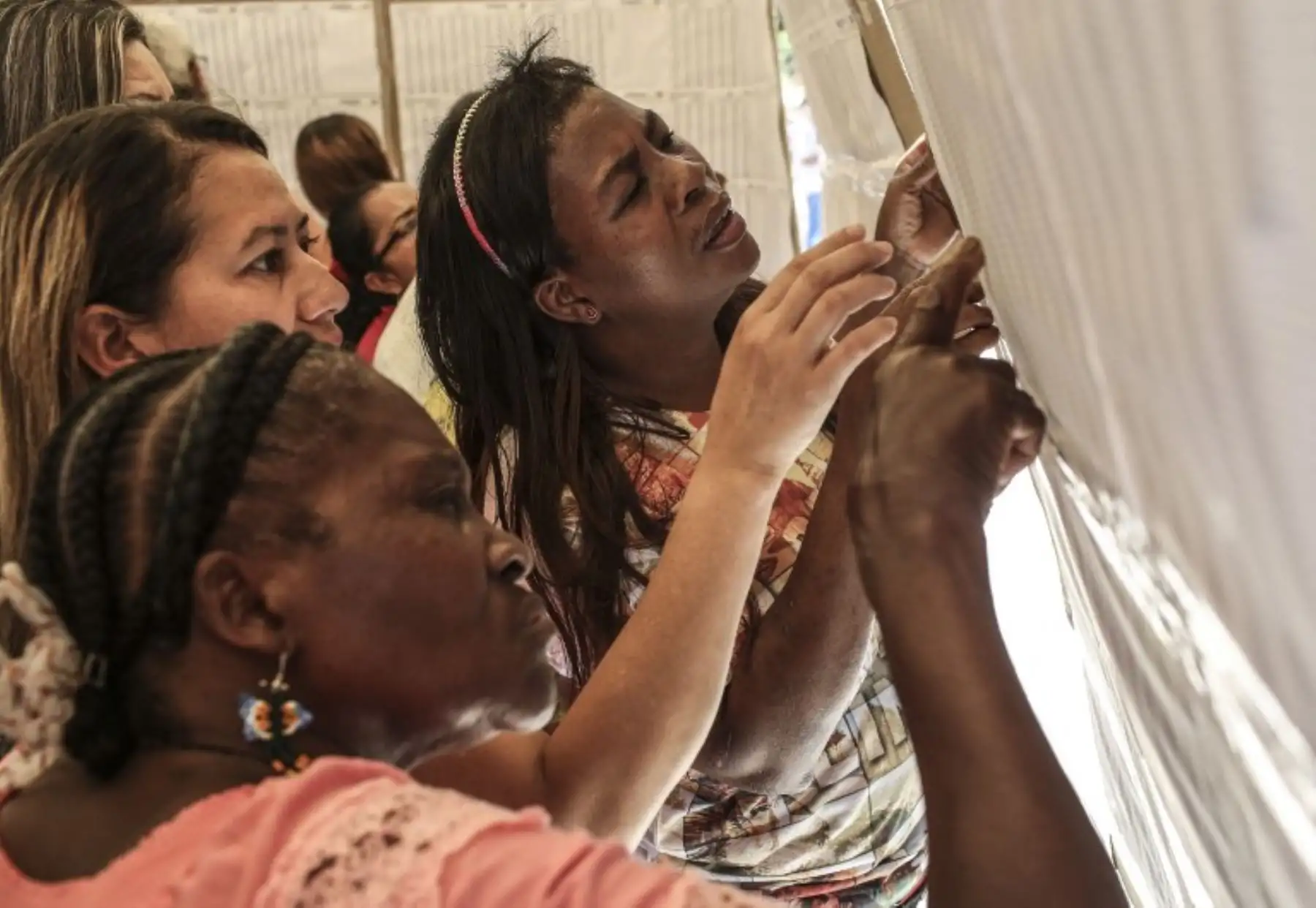 Las mujeres revisan el censo electoral en una mesa electoral en Medellín, departamento de Antioquia, durante la primera vuelta de las elecciones presidenciales en Colombia.Foto:AFP