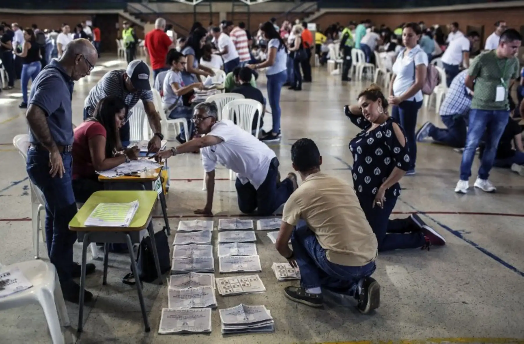 Los funcionarios electorales cuentan los votos después de cerrar las urnas, durante la primera vuelta de las elecciones presidenciales en Medellín. Foto:AFP