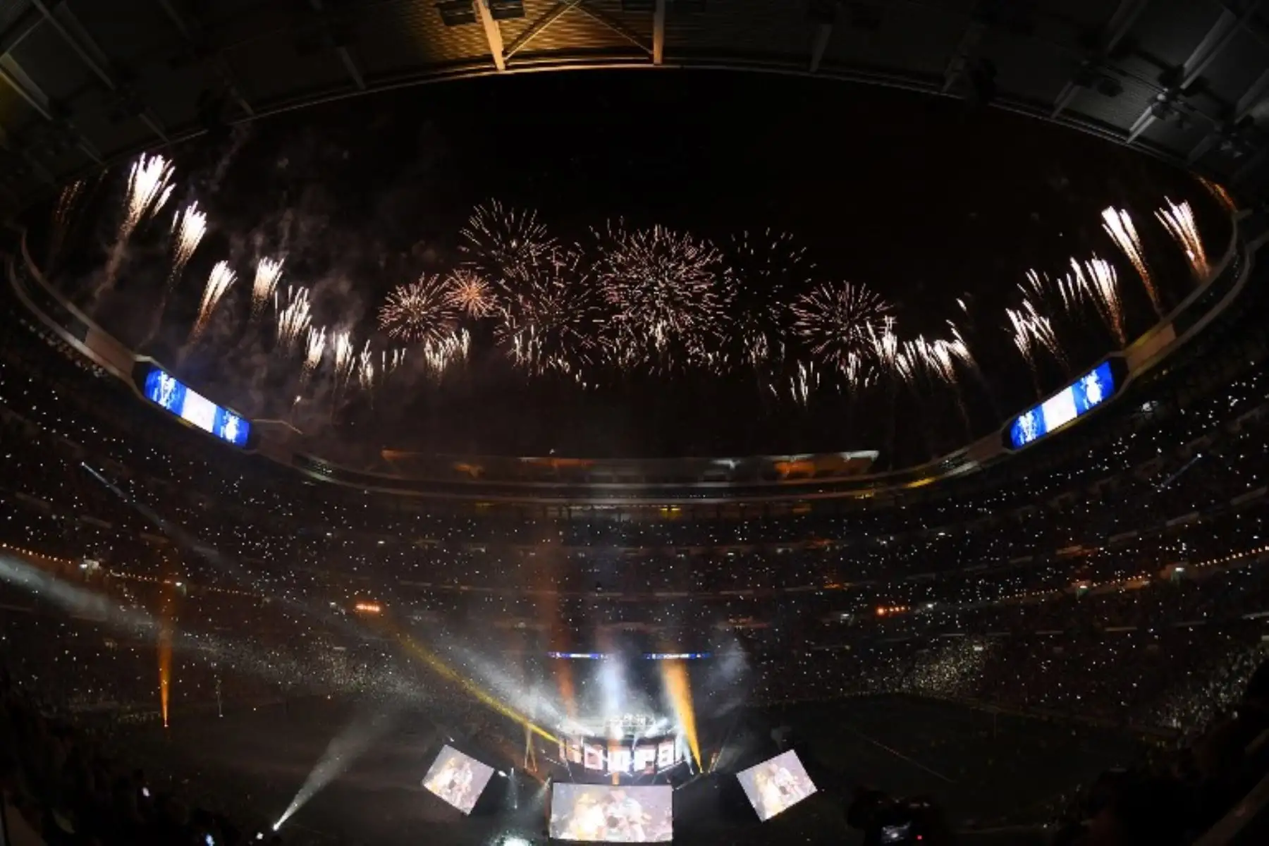 Firworks ilumina el cielo en el estadio Santiago Bernabéu, durante una ceremonia de victoria después de que el Real Madrid ganara su tercer título de la Liga de Campeones consecutivos en Kiev. Foto:AFP