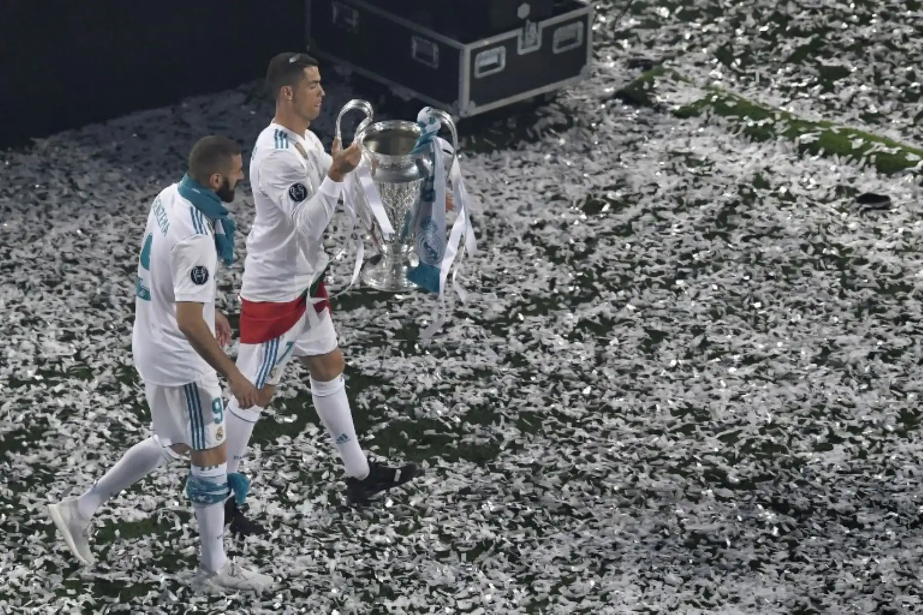 Cristiano Ronaldo sostiene el trofeo en el estadio Santiago Bernabéu en Madrid, durante una ceremonia de victoria después de que el Real Madrid ganara su tercer título consecutivo de la Liga de Campeones.Foto:AFP