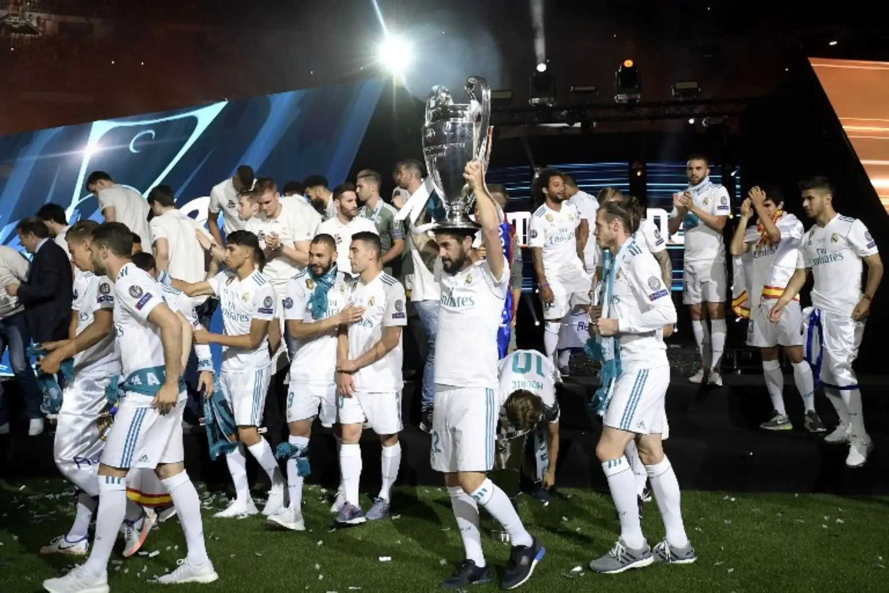 Ceremonia de victoria después de que el Real Madrid ganara su tercer título consecutivo de la Liga de Campeones en Kiev.Foto:AFP