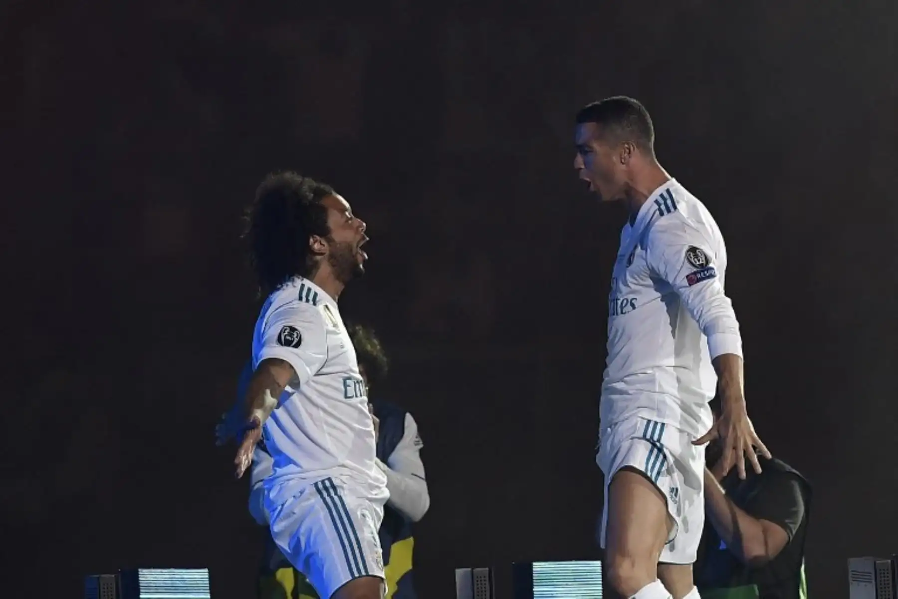 El defensa brasileño del Real Madrid Marcelo y el delantero portugués del Real Madrid Cristiano Ronaldo celebran en el estadio Santiago Bernabéu en Madrid el durante una ceremonia de victoria después de que el Real Madrid ganara su tercer título consecutivo de la Liga de Campeones. Foto:AFP
