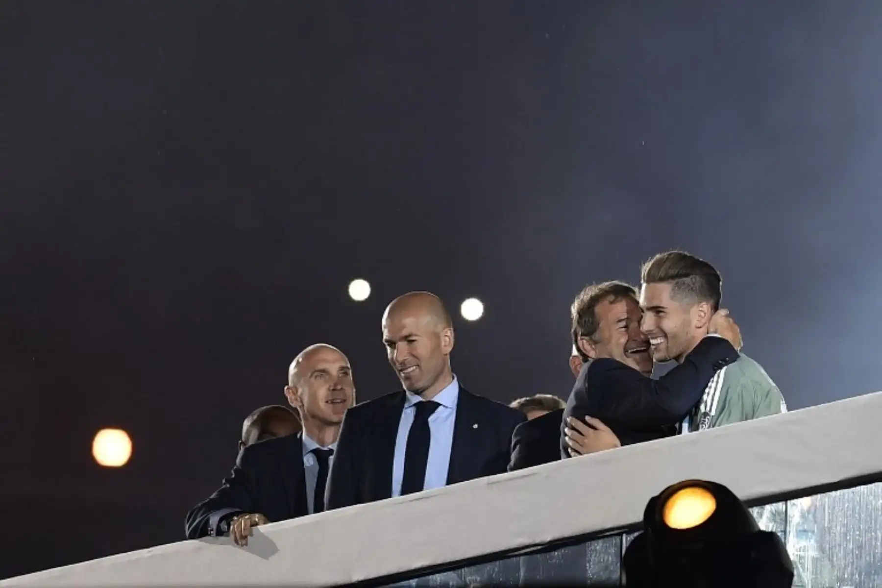 El entrenador francés del Real Madrid Zinedine Zidane y su hijo el portero francés del Real Madrid Luca Zidane llegan al estadio Santiago Bernabéu, durante una ceremonia de victoria después de que el Real Madrid ganara su tercer título de la Liga de Campeones. Foto:AFP