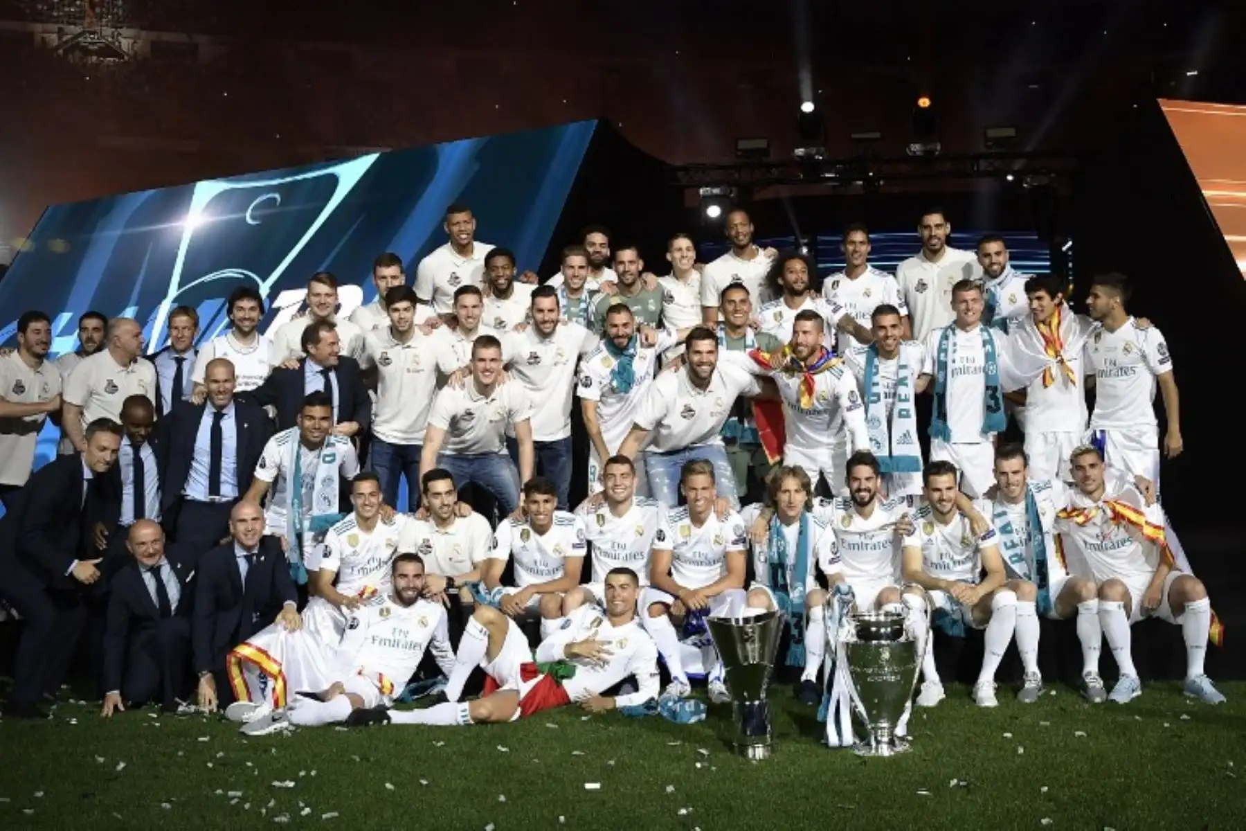 Los futbolistas del Real Madrid posan con los jugadores de baloncesto del Real Madrid en el estadio Santiago Bernabéu de Madrid, durante una ceremonia de victoria después de que el Real Madrid ganara su tercer título consecutivo de la Liga de Campeones.Foto:AFP