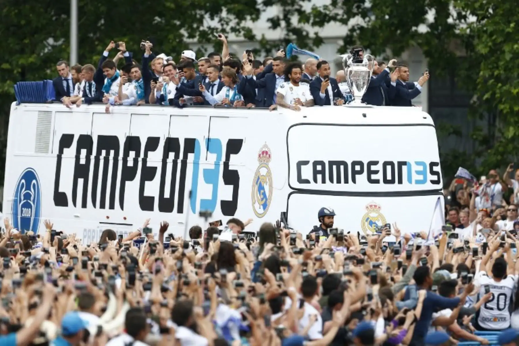 Los jugadores del Real Madrid celebran en un autobús al aire libre en la plaza Cibeles de Madrid, después de ganar su tercer título de la Liga de Campeones en fila en Kiev. Foto:AFP