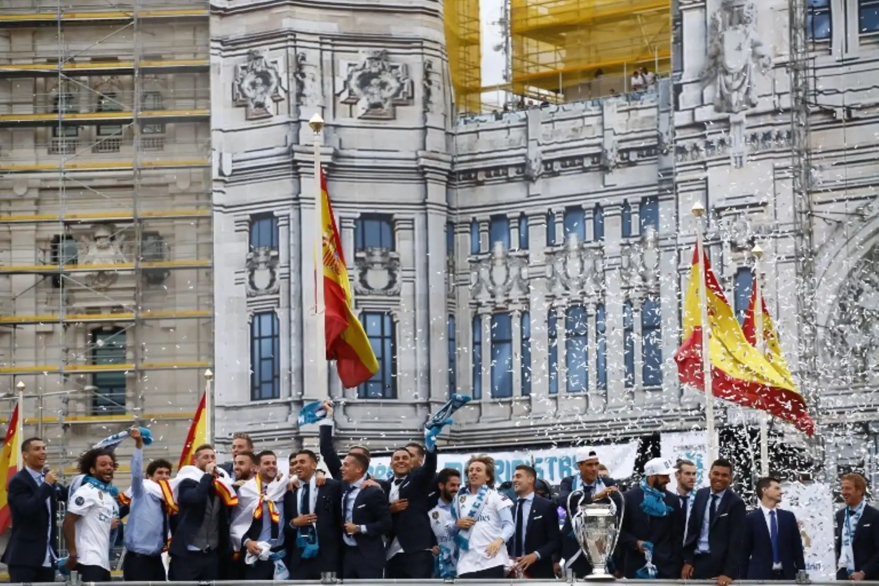 Los jugadores del Real Madrid celebran en la plaza Cibeles de Madrid, después de que el Real Madrid ganara su tercer título de la Liga de Campeones. Foto:AFP