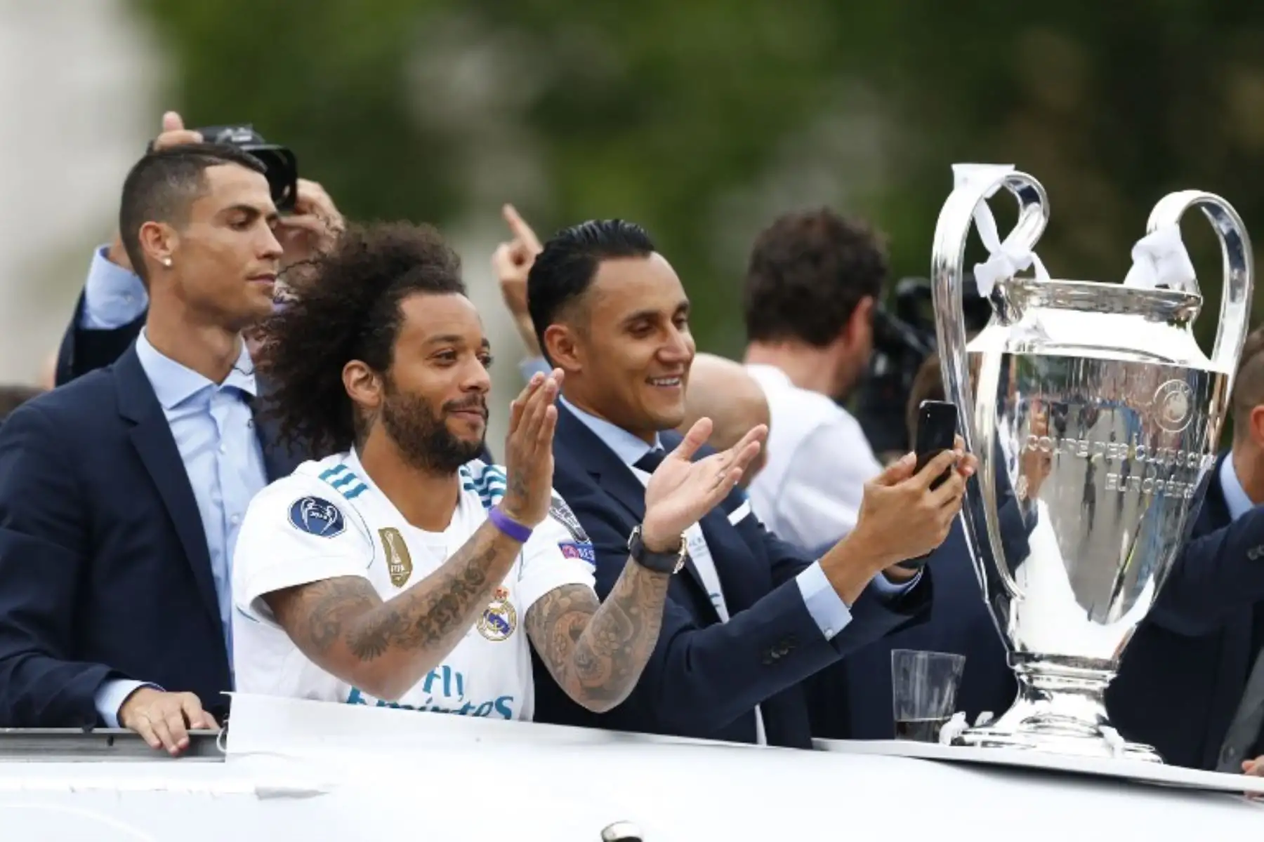 Cristiano Ronaldo, el defensor brasileño Marcelo  y el portero costarricense del Real Madrid Keylor Navas celebran con sus compañeros en un autobús al aire libre en la plaza Cibeles de Madrid.Foto:AFP