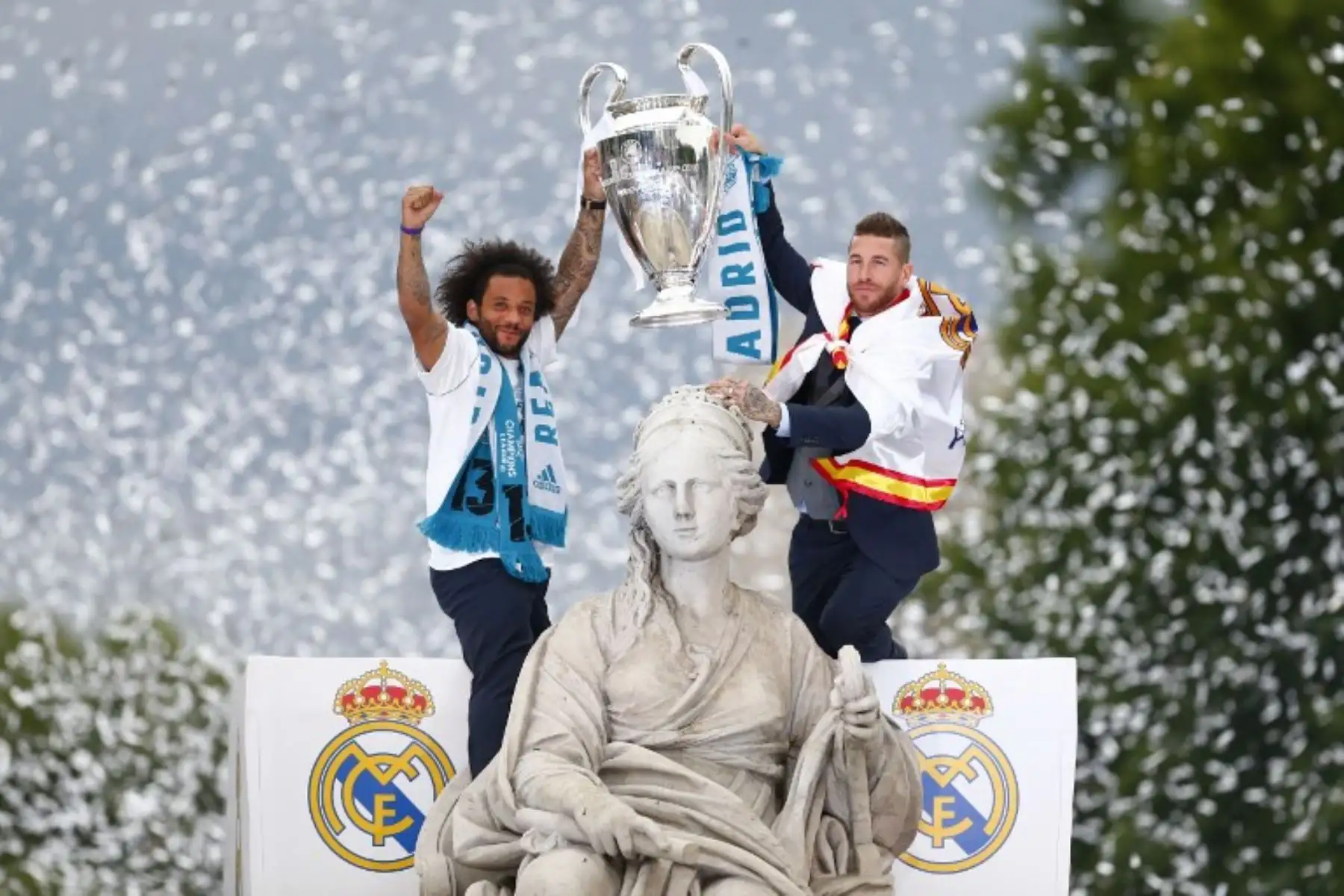 El defensa brasileño del Real Madrid Marcelo y el defensa español del Real Madrid Sergio Ramos celebran el trofeo en la plaza Cibeles de Madrid. Foto:AFP