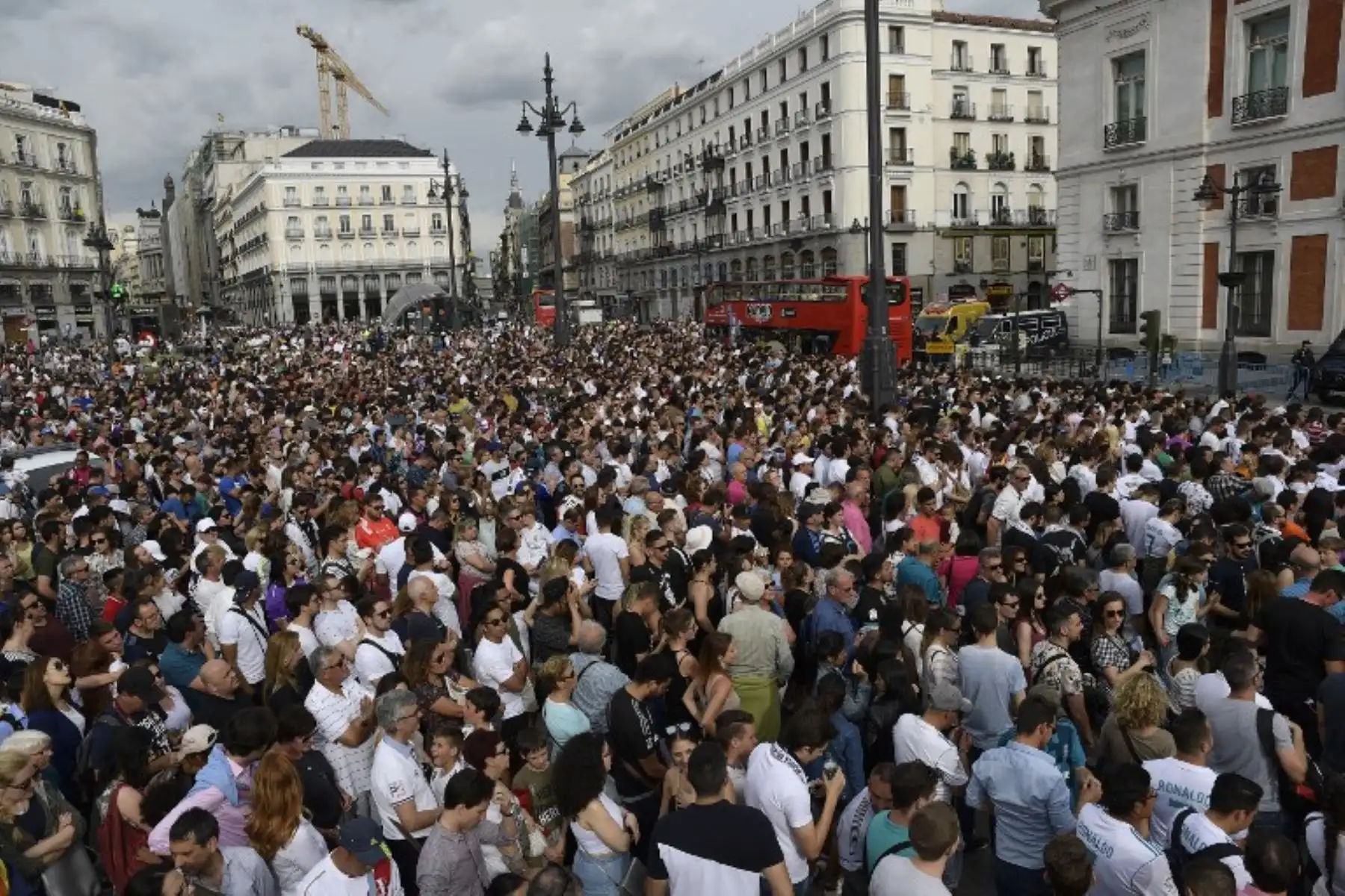La gente se reúne en la Puerta del Sol en Madrid, para ver desfilar a los jugadores de fútbol del Real Madrid en un autobús descapotable después de ganar su tercer título de la Liga de Campeones.Foto:AFP