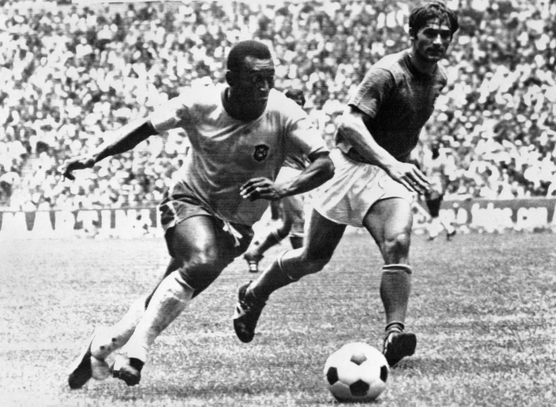 El brasileño Pelé (L) supera al defensor italiano Tarcisio Burgnich en la final de la Copa del Mundo organizada por México en 1970. Pelé anotó el primer gol para su equipo, el cual venció a Italia por 4-1. Pelé es el jugador que más veces ha ganado la Copa del Mundo: Suecia, 1958; Chile, 1962 y México, 1970.
PERSONAL / AFP