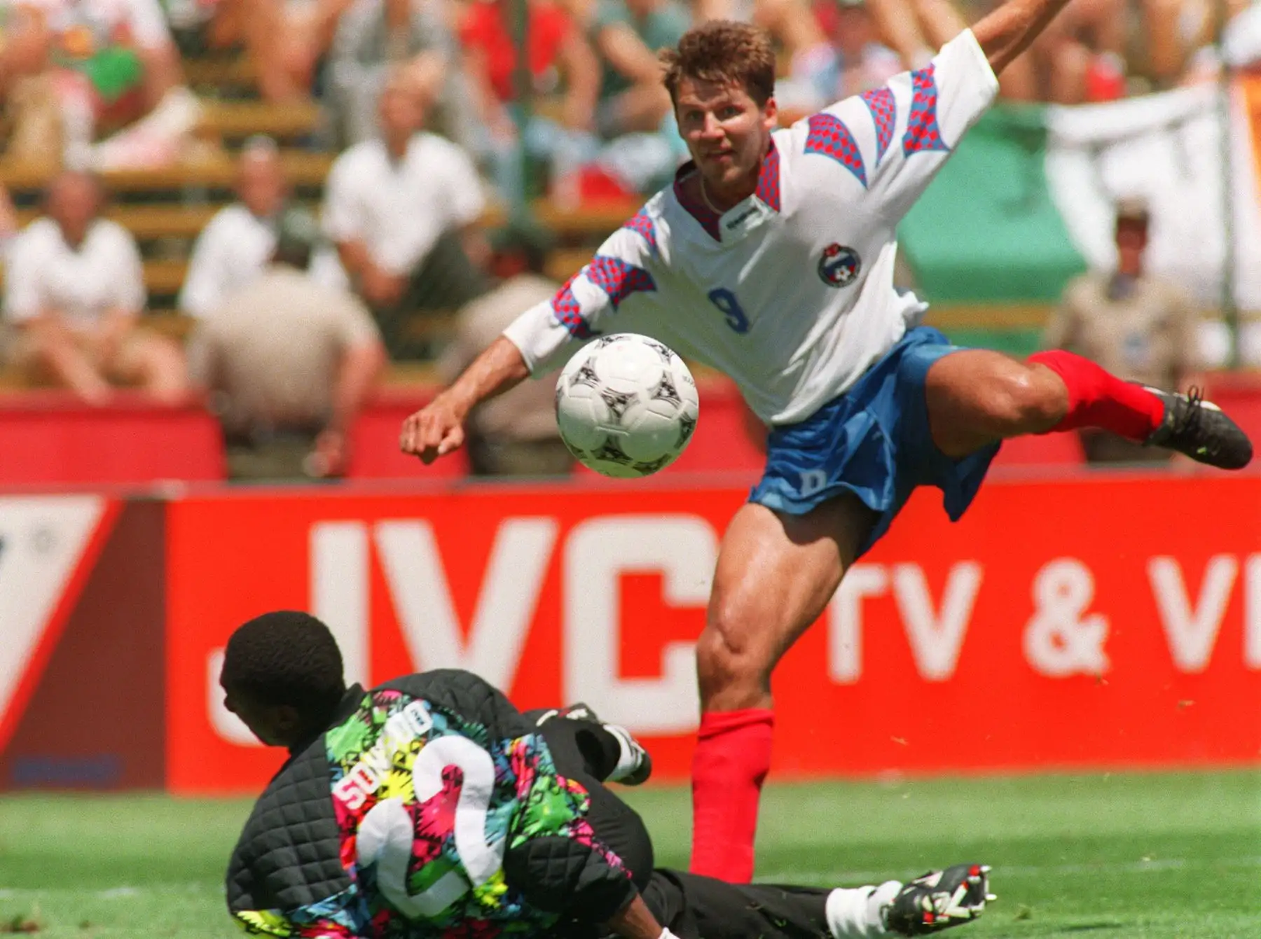 El delantero ruso Oleg Salenko observa cómo su disparo supera al portero de Camerún Jacques Songo