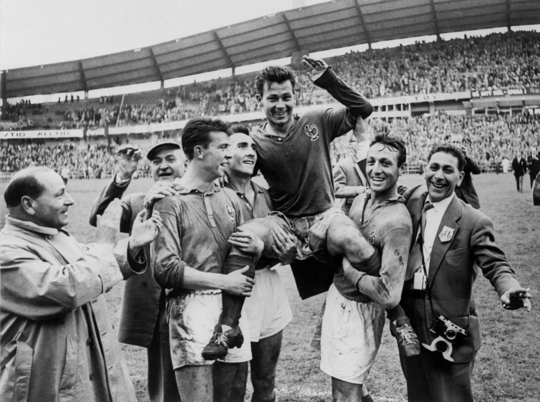 El delantero francés Just Fontaine es sacado del campo por sus compañeros de equipo (de L) Yvon Douis, Andre Lerond y Jean Vincent después de anotar cuatro goles contra Alemania Occidental el 28 de junio de 1958 en Gotemburgo durante el partido de la Copa Mundial de Fútbol por el 3er lugar. Francia venció a Alemania Occidental por 6-3 con la ayuda de Fontaine, quien finalizó el torneo con 13 goles, el más anotado en un Mundial.
PERSONAL / AFP