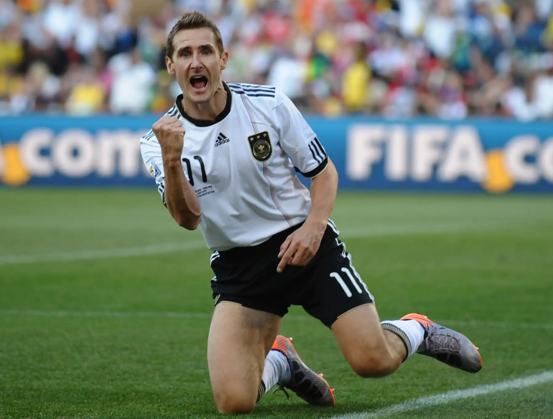 El delantero de Alemania Miroslav Klose celebra después de anotar el gol de apertura durante la ronda de dieciseisavos de final de la Copa Mundial de Fútbol 2010 contra Alemania el 27 de junio de 2010 en el estadio Free State en Mangaung / Bloemfontein. AFP