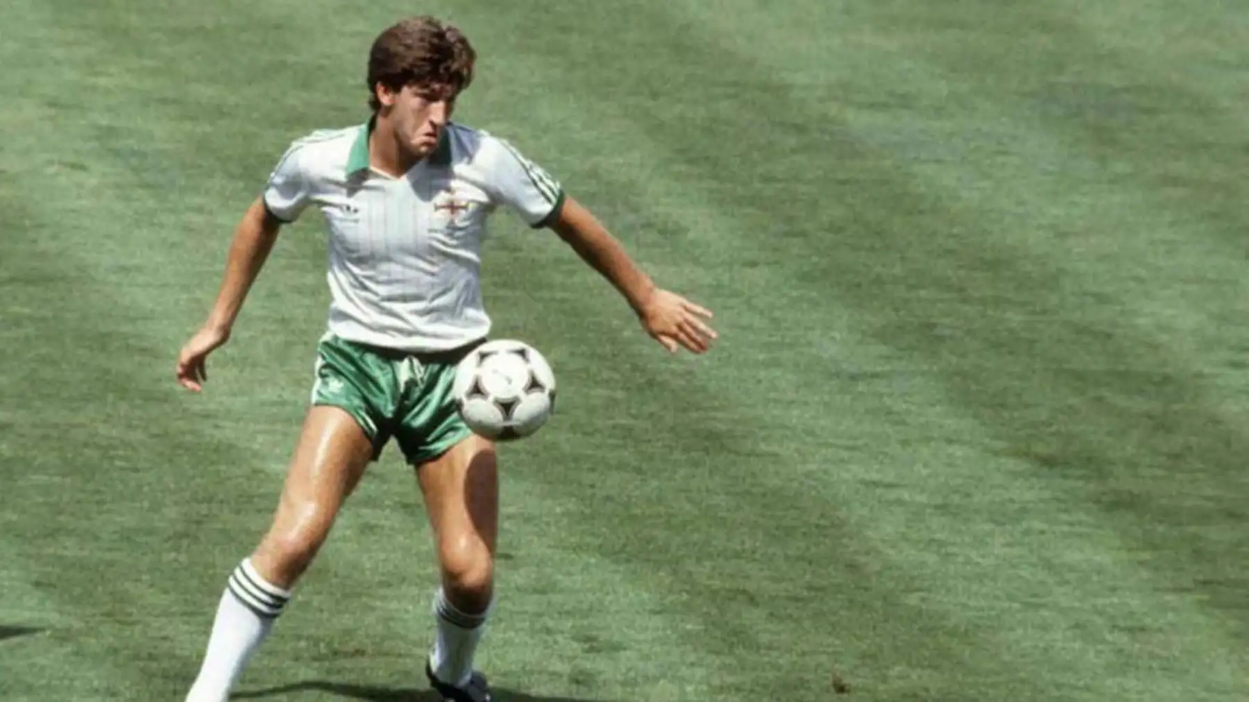 El norirlandés Norman Whiteside fue en 1982 el más joven jugador en un Mundial con 17 años, 1 mes y 10 días.Difusion