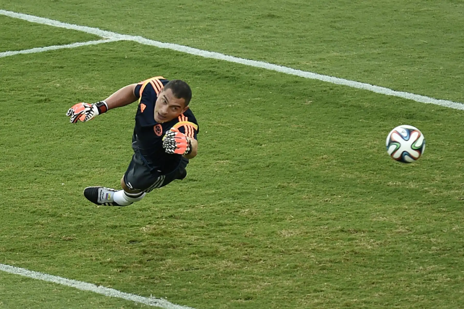 El portero colombiano Faryd Mondragon se calienta antes del inicio de un partido de fútbol del Grupo C entre Japón y Colombia en el Pantanal Arena en Cuiaba durante la Copa Mundial de la FIFA 2014 el 24 de junio de 2014. AFP PHOTO / JUAN BARRETO
JUAN BARRETO / AFP