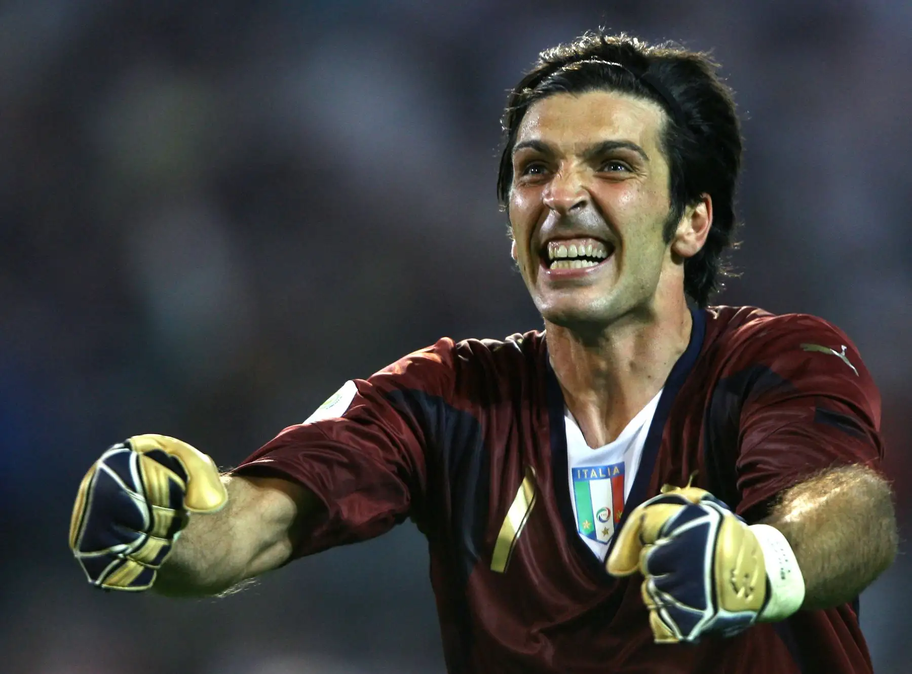 El portero italiano Gianluigi Buffon celebra al final del partido de fútbol semifinal de la Copa del mundo 2006 Alemania contra Italia, el 4 de julio de 2006 en el estadio de Dortmund. Italia ganó 2 a 0 después del tiempo extra. AFP
