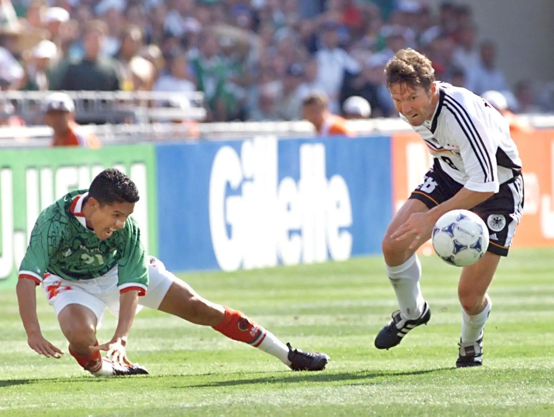 El defensor alemán Lothar Matthaus (R) es desafiado por el mexicano Jesús Arellano el 29 de junio en el Stade de la Mosson en Montpellier, al sur de Francia, durante el 16 ° partido de la segunda ronda de la Copa Mundial de Fútbol entre Alemania y México. Alemania derrotó a México 2-1.AFP