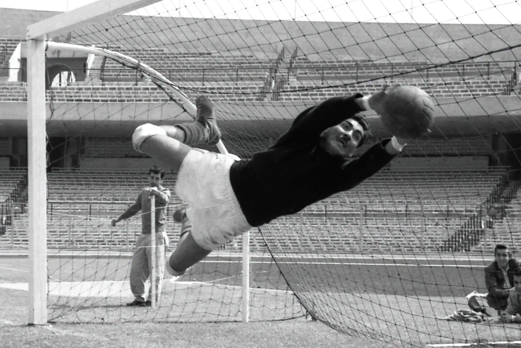 El arquero mexicano Antonio Carbajal es recordado en la página oficial de la FIFA por establecer marca histórica en Copas del Mundo.Foto:Difusión