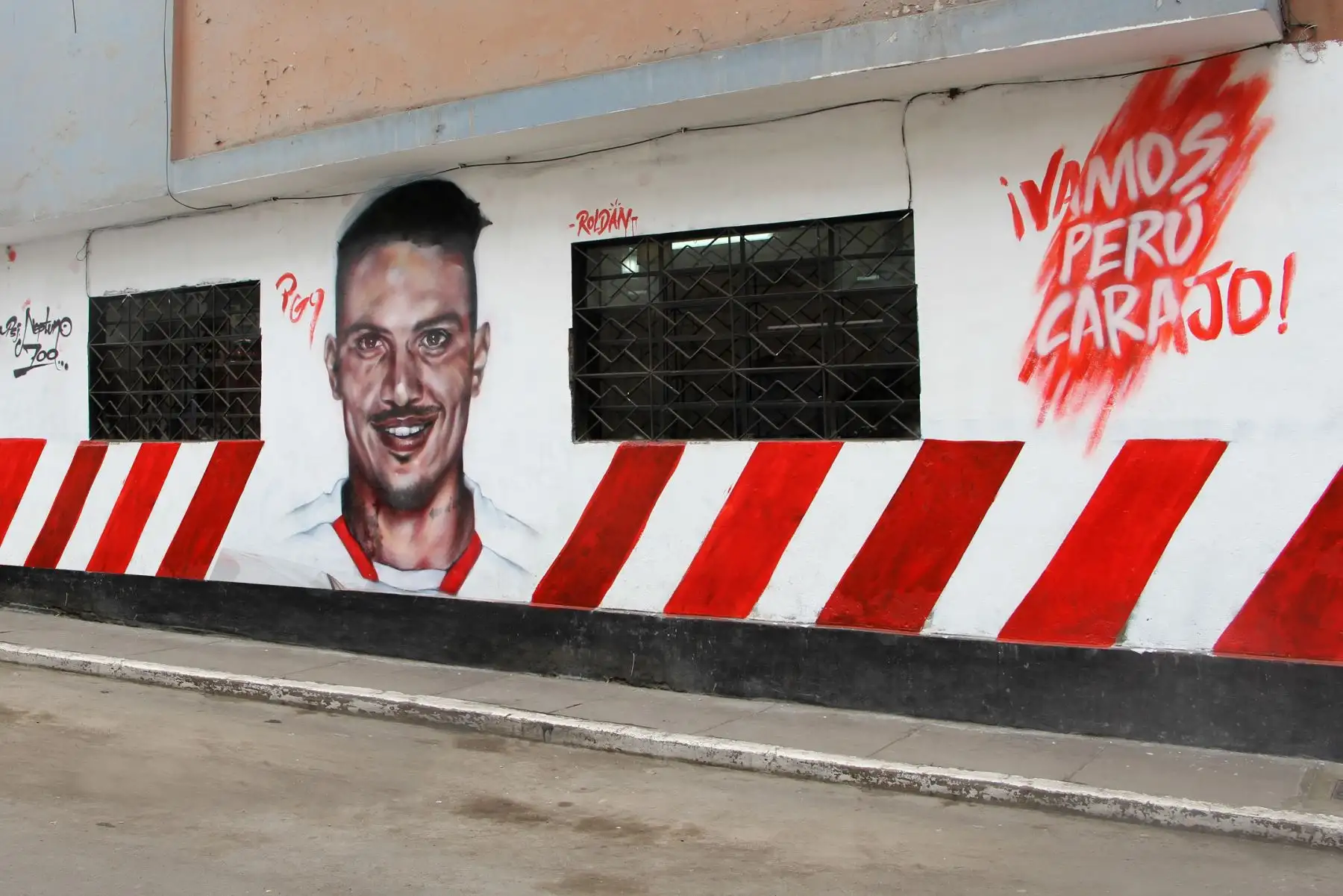 Para retratar a Paolo se contó con el apoyo de un grupo de vecinos, muchos de ellos jóvenes seguidores del arte urbano. Foto: Difusión
