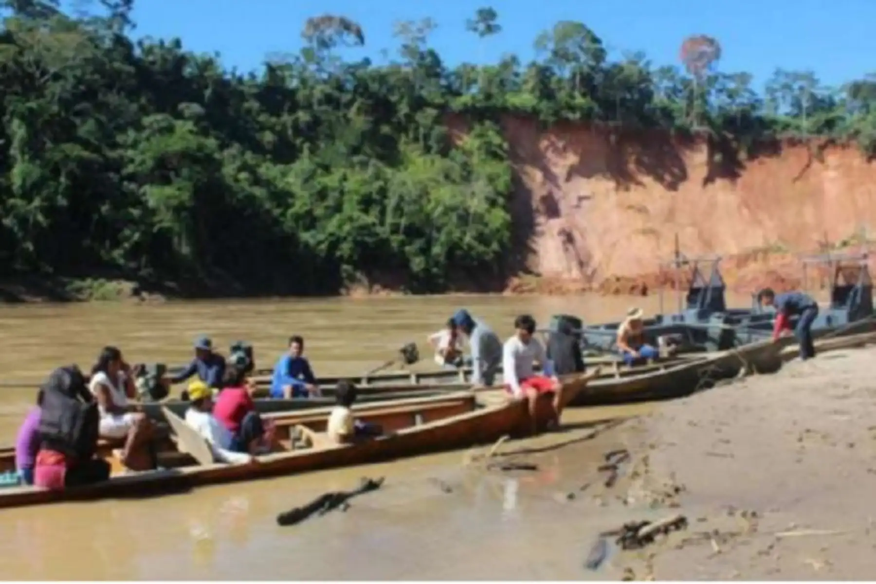 Hallan cuerpo del niño de iniciales E.M.W. (7), que el pasado jueves 24 de mayo desapareció junto a otros tres menores luego del deslizamiento ocurrido en el centro poblado Santa Teresita, provincia de Tambopata