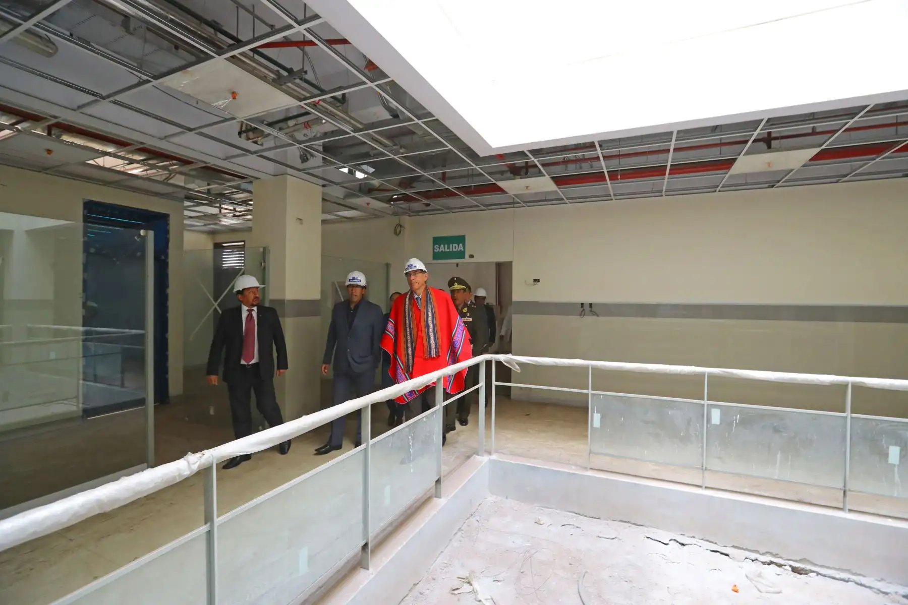 Jefe del Estado,  Martín Vizcarra, inspecciona el hospital Antonio Lorena, en Cusco. Foto: ANDINA/Prensa Presidencia.