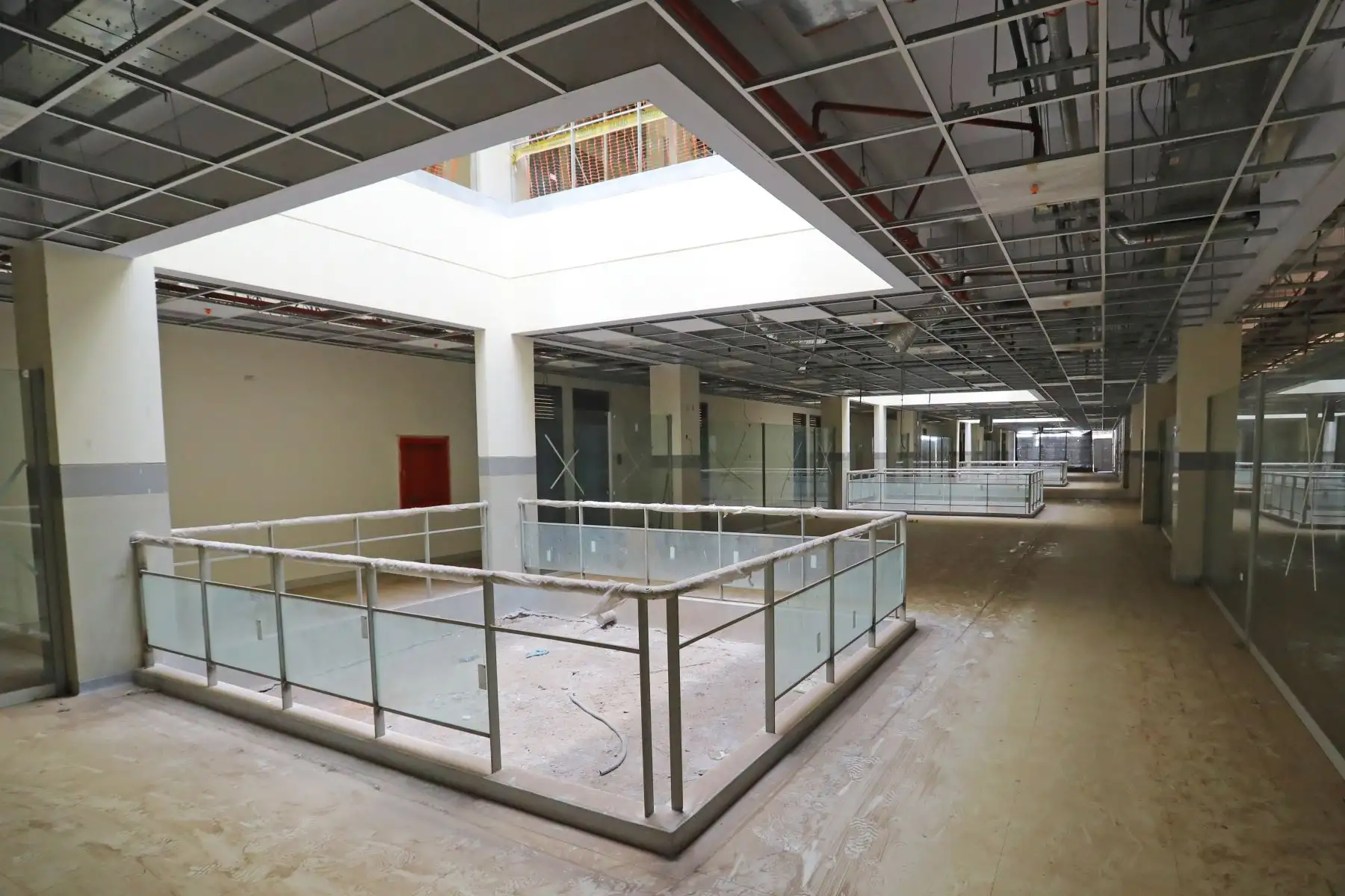 Para la construcción del Hospital Antonio Lorena, en la región Cusco, el Gobierno Nacional ha dispuesto que el Ministerio de Salud (Minsa) inicie las acciones para la ejecución del saldo de obra y equipamiento bajo el mecanismo de Contrato de Estado a Estado, anunció el presidente de la República, Martín Vizcarra, durante el mensaje que dirigió a la Nación por Fiestas Patrias.ANDINA/Prensa Presidencia