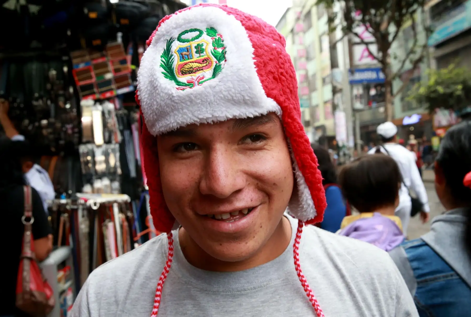 los gorros con los colores de la blanquirroja son los más comercializados en Gamarra.Foto: ANDINA/Norman Córdova