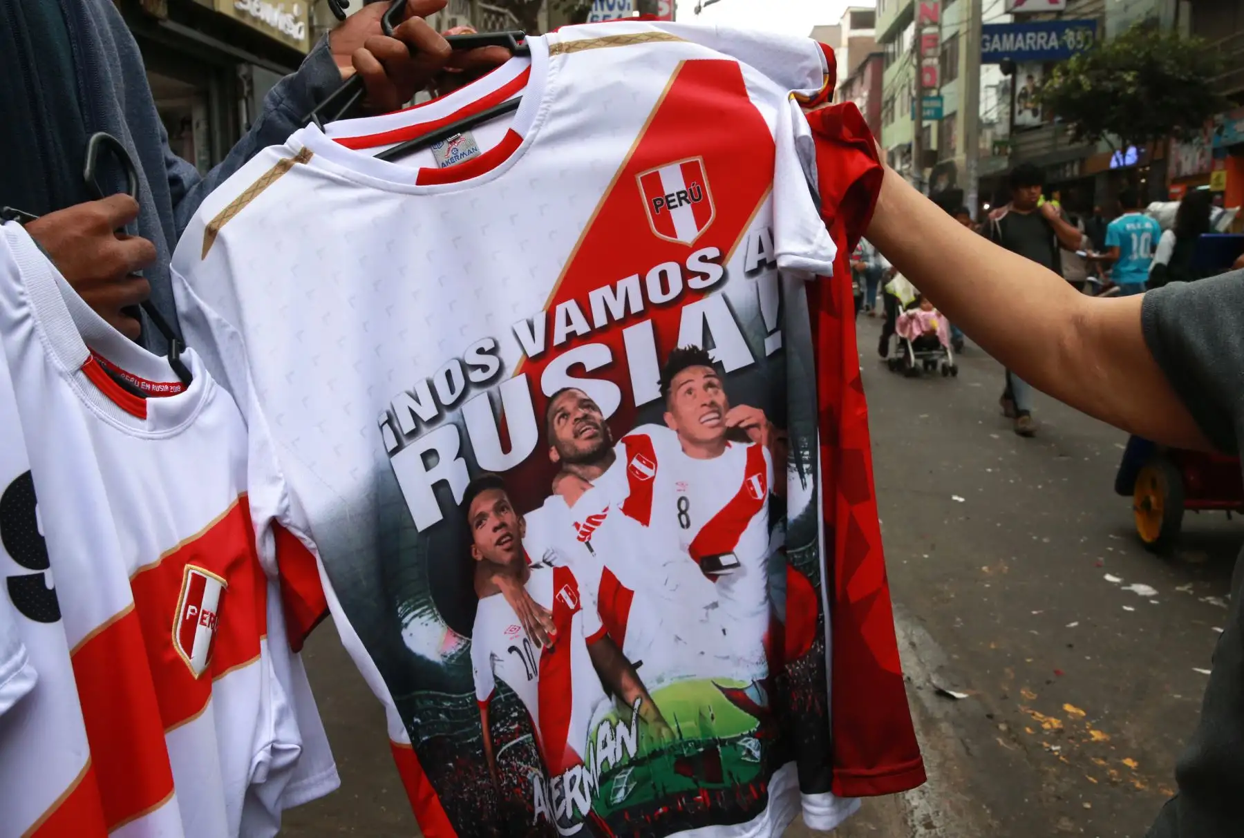 Los polos tienen variedades de lemas y figuras. Algunas llevan el Escudo Nacional, otros solo los números y nombre de los seleccionados.
"Porque yo creo en ti", "Todos somos Perú", "Nos vamos a Rusia", "Sigamos haciendo historia"alizados en Gamarra. Foto: ANDINA/Norman Córdova