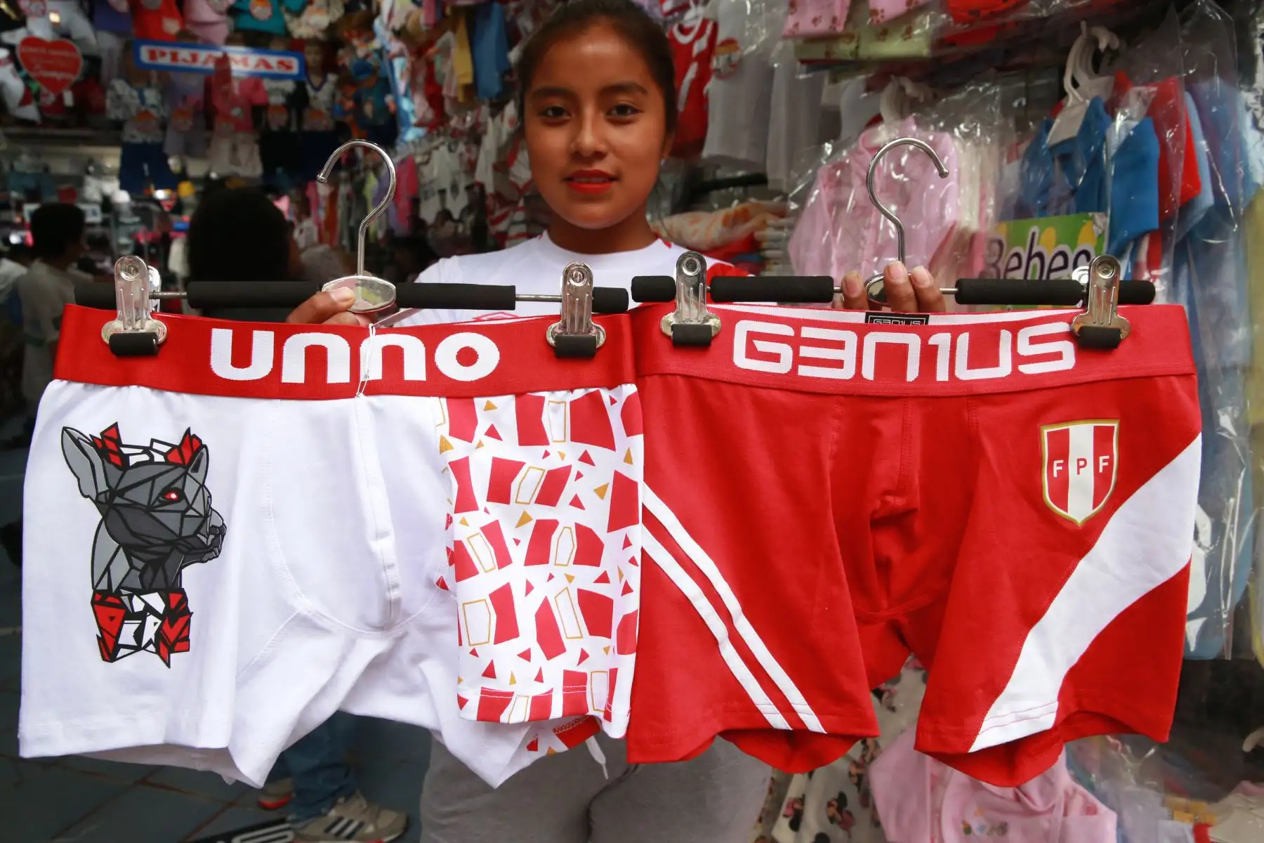 Truza y boxers con los colores de la rojiblancos, se pueden adquirir a precios módicos.
.Foto: ANDINA/Norman Córdova