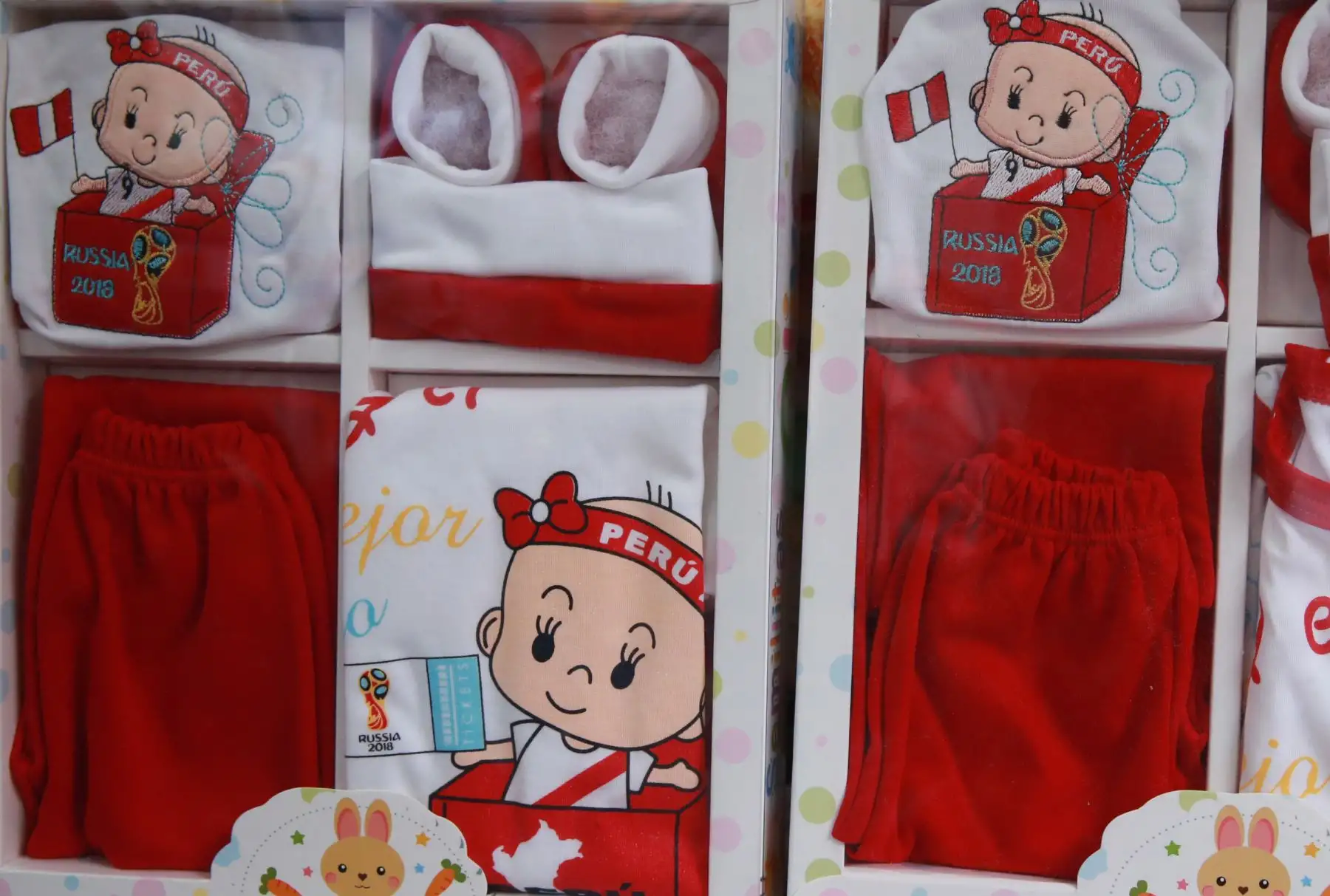 Se ofrece asimismo, baberos rojiblancos con el lema "Te amo Perú" y coquetos calzones para niñas pequeñas de color blanco y bobos rojos. Foto: ANDINA/Norman Córdova