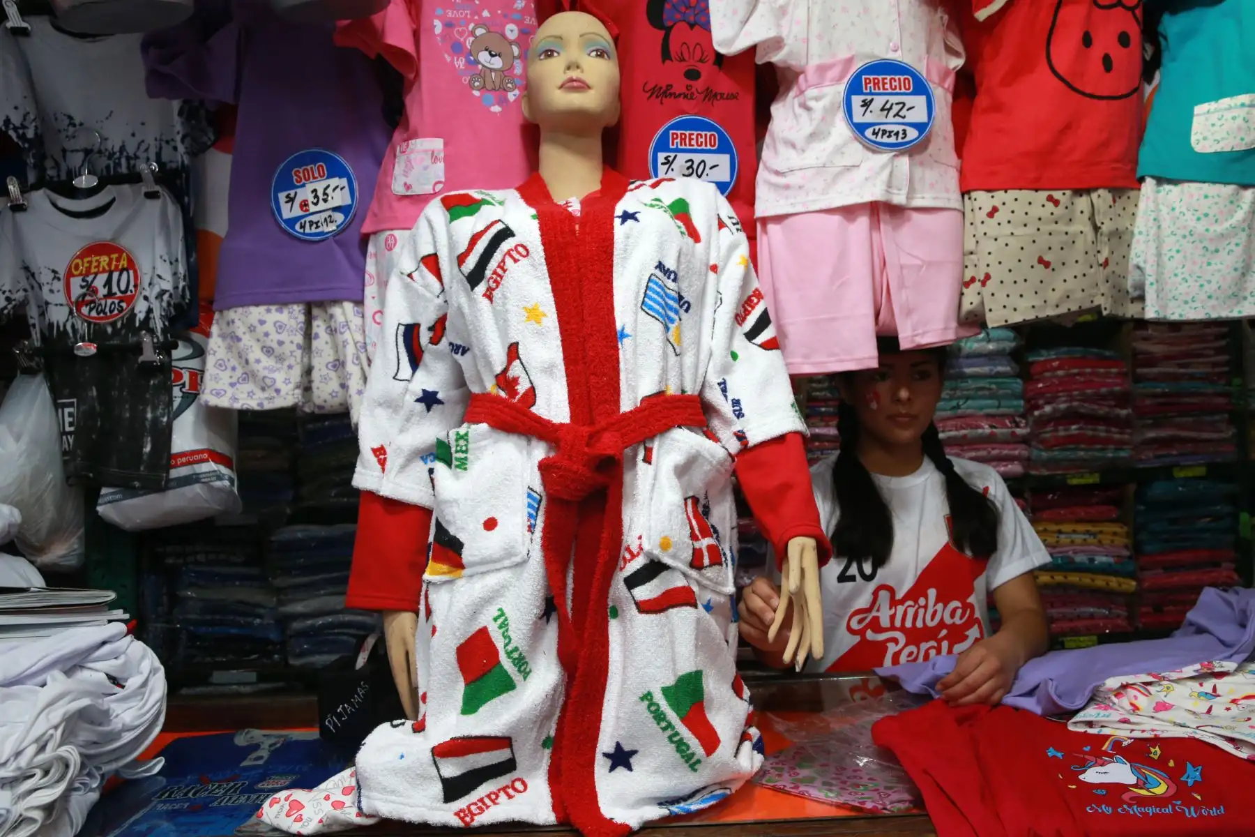 Batas de baño con la blanquirroja más comercializados en Gamarra. Foto: ANDINA/Norman Córdova