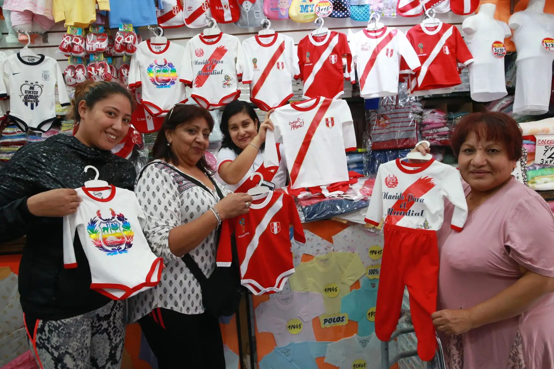 Venta de camisetas. Foto: ANDINA/Norman Córdova.