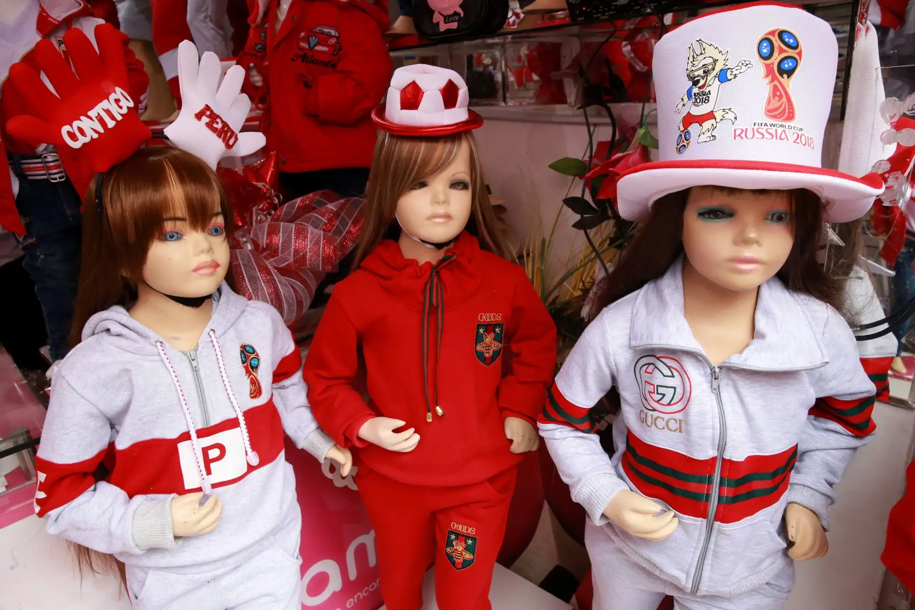 Buzos para los niños con los colores de la blanquirroja se comercializa en Gamarra.Foto: ANDINA/Norman Córdova