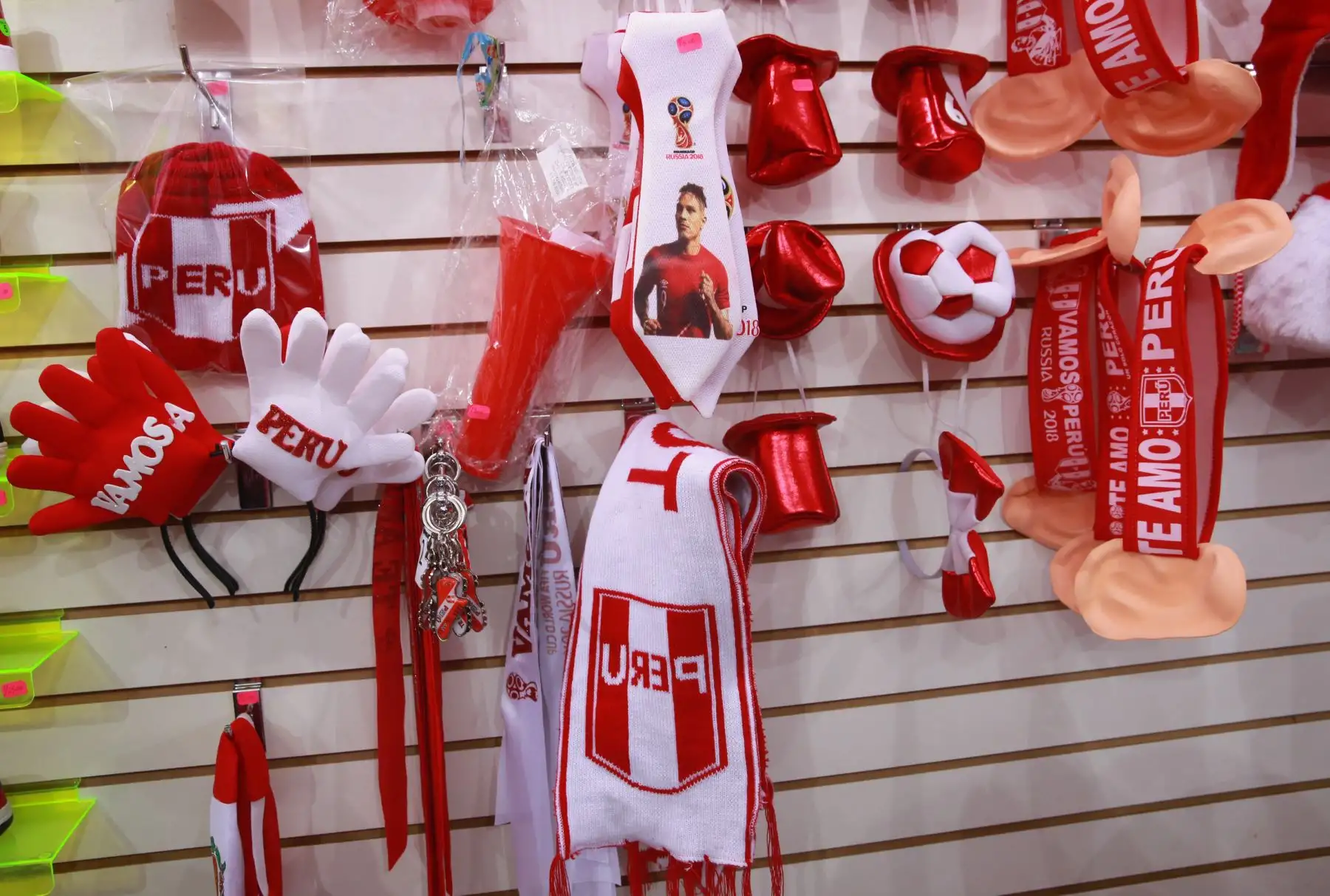 Gorros,chalinas y guantes de los colores de la selección se venden en Gamarra.Foto: ANDINA/Norman Córdova