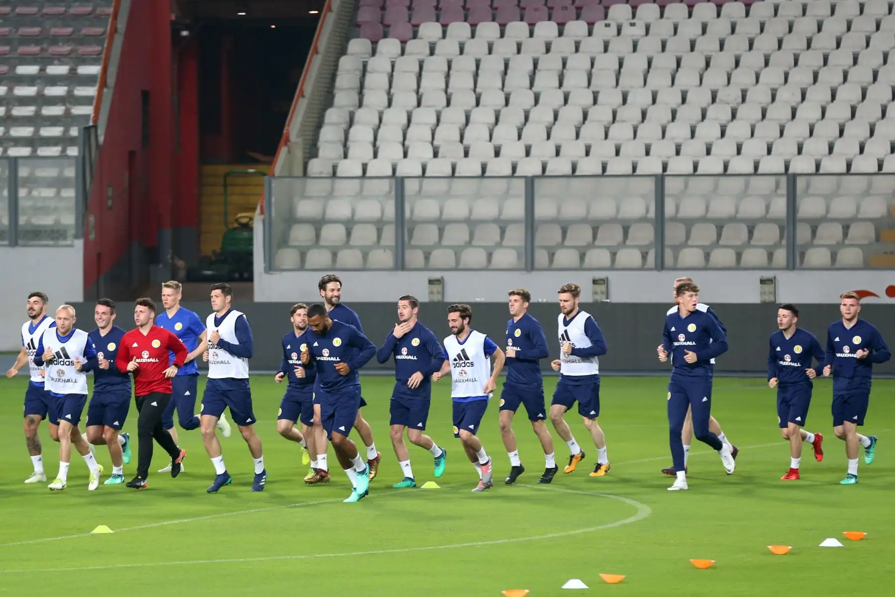 Selección de Escocia reconoce el gramado del Estadio Nacional. Foto: ANDINA/Dante Zegarra
