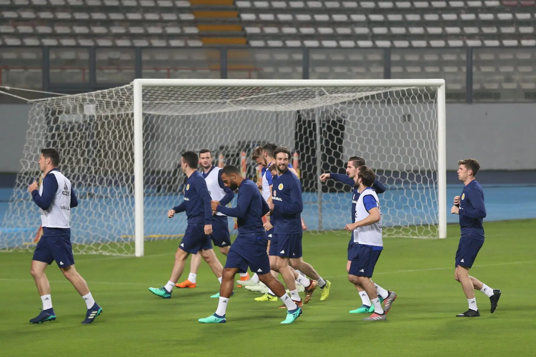 Selección de Escocia reconoce el gramado del Estadio Nacional. Foto: ANDINA/Dante Zegarra