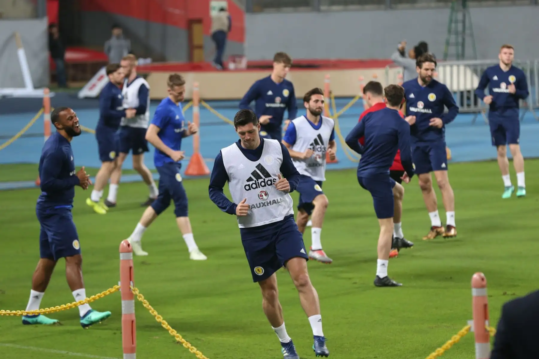 Selección de Escocia reconoce el gramado del Estadio Nacional. Foto: ANDINA/Dante Zegarra
