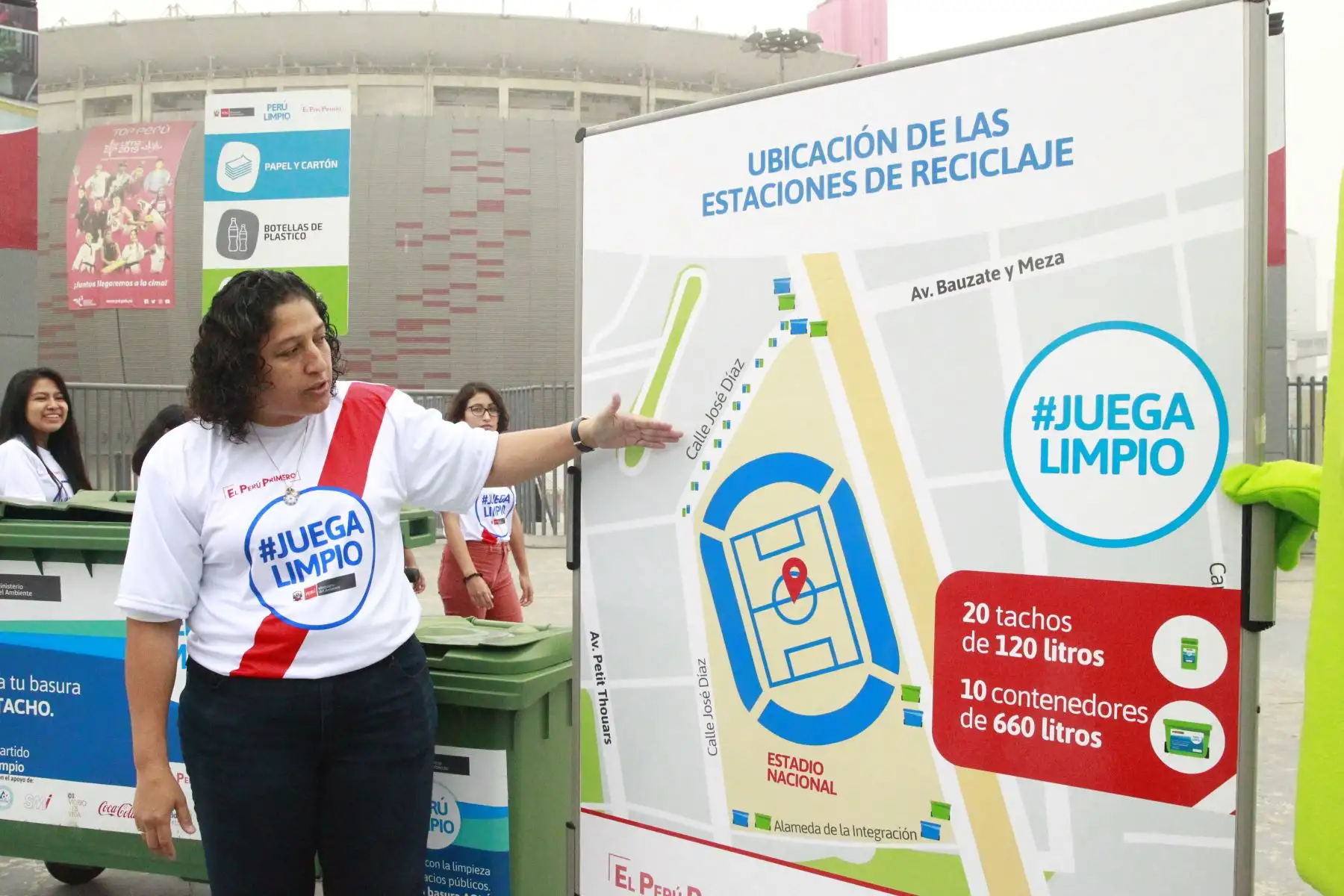 Ministra del Ambiente, Fabiola Muñoz, presenta la campaña "Juega limpio", para concientizar sobre arrojar la basura a tachos y contenedores previo al partido de Perú y Escocia. Foto: ANDINA/Eddy Ramos.