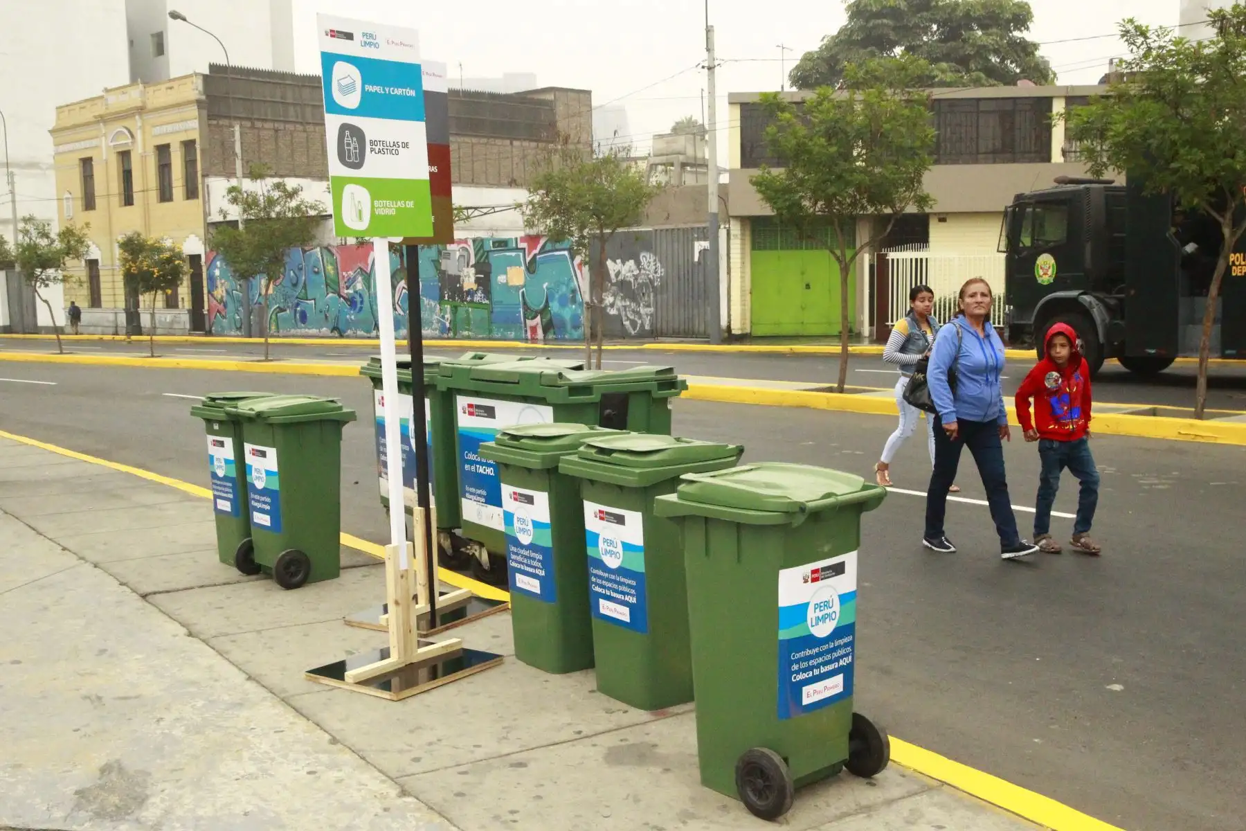 Ministra del Ambiente, Fabiola Muñoz, presenta la campaña "Juega limpio", para concientizar sobre arrojar la basura a tachos y contenedores previo al partido de Perú y Escocia. Foto: ANDINA/Eddy Ramos.