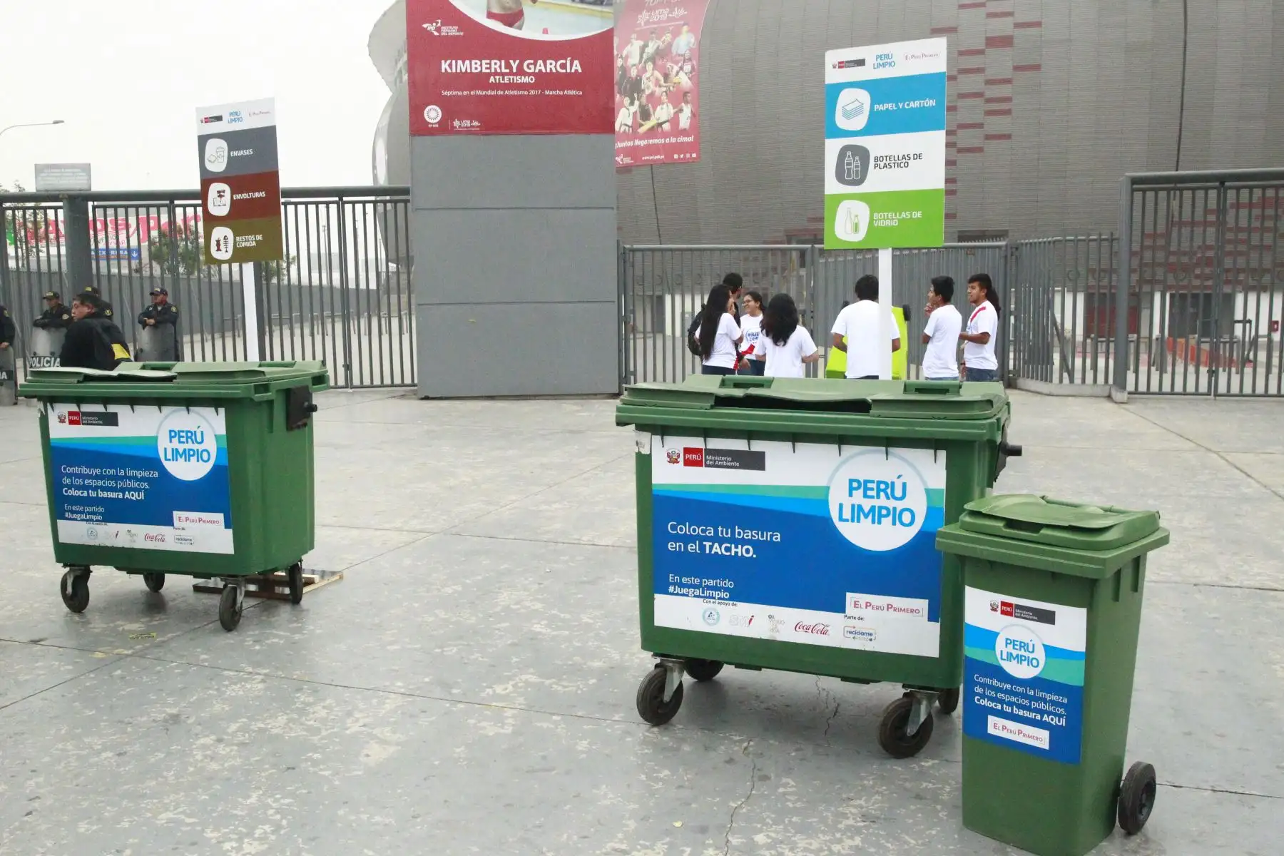 Ministra del Ambiente, Fabiola Muñoz, presenta la campaña "Juega limpio", para concientizar sobre arrojar la basura a tachos y contenedores previo al partido de Perú y Escocia. Foto: ANDINA/Eddy Ramos.