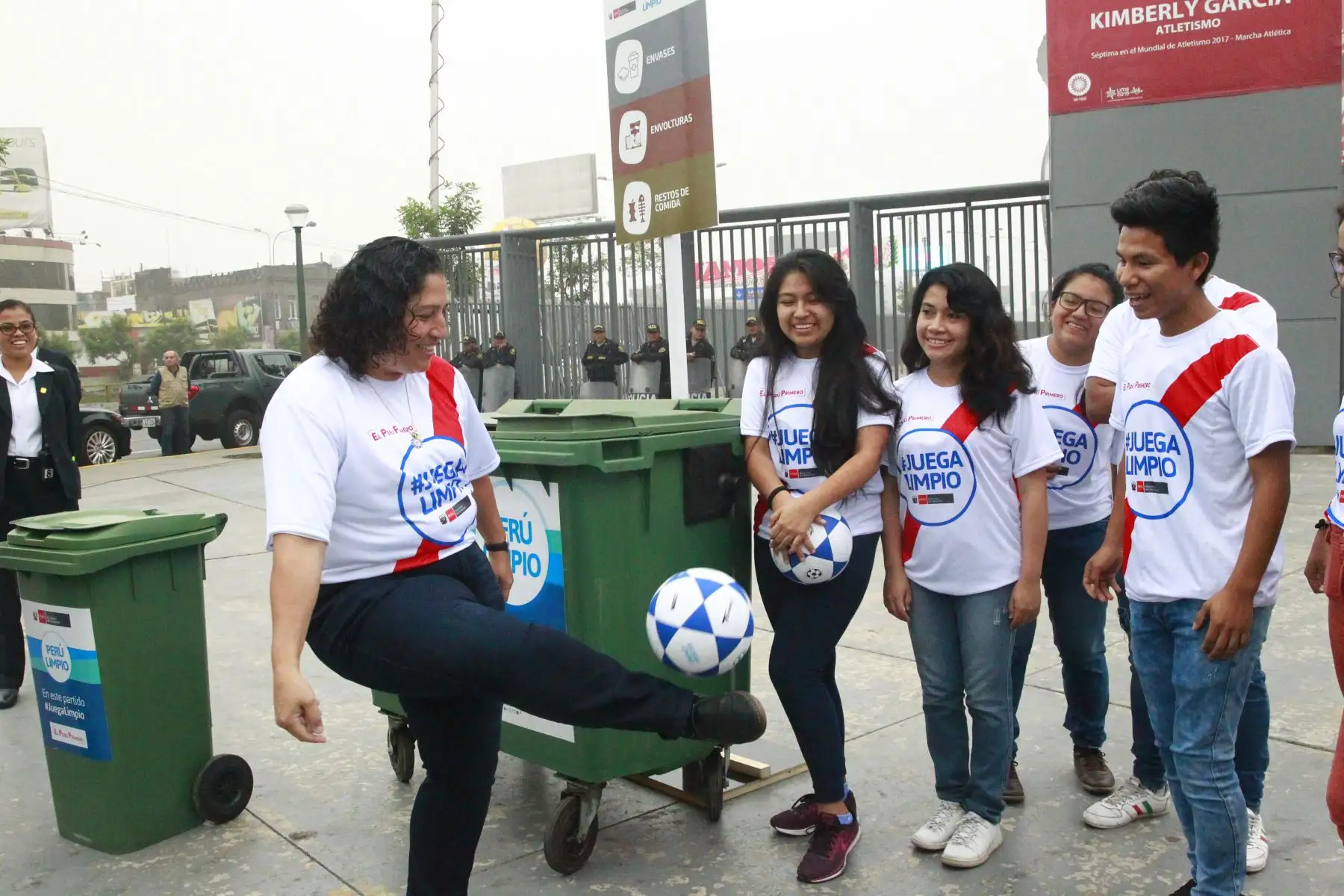 Ministra del Ambiente, Fabiola Muñoz, presenta la campaña "Juega limpio", para concientizar sobre arrojar la basura a tachos y contenedores previo al partido de Perú y Escocia. Foto: ANDINA/Eddy Ramos.
