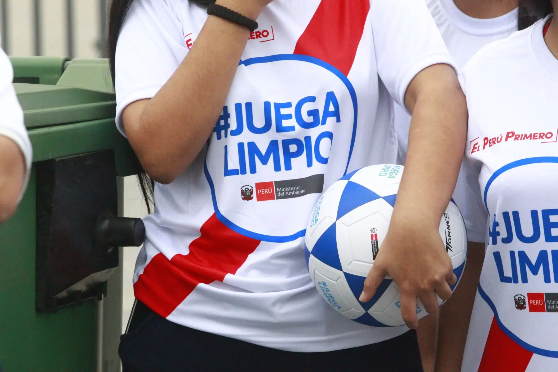 Ministra del Ambiente, Fabiola Muñoz, presenta la campaña "Juega limpio", para concientizar sobre arrojar la basura a tachos y contenedores previo al partido de Perú y Escocia. Foto: ANDINA/Eddy Ramos.