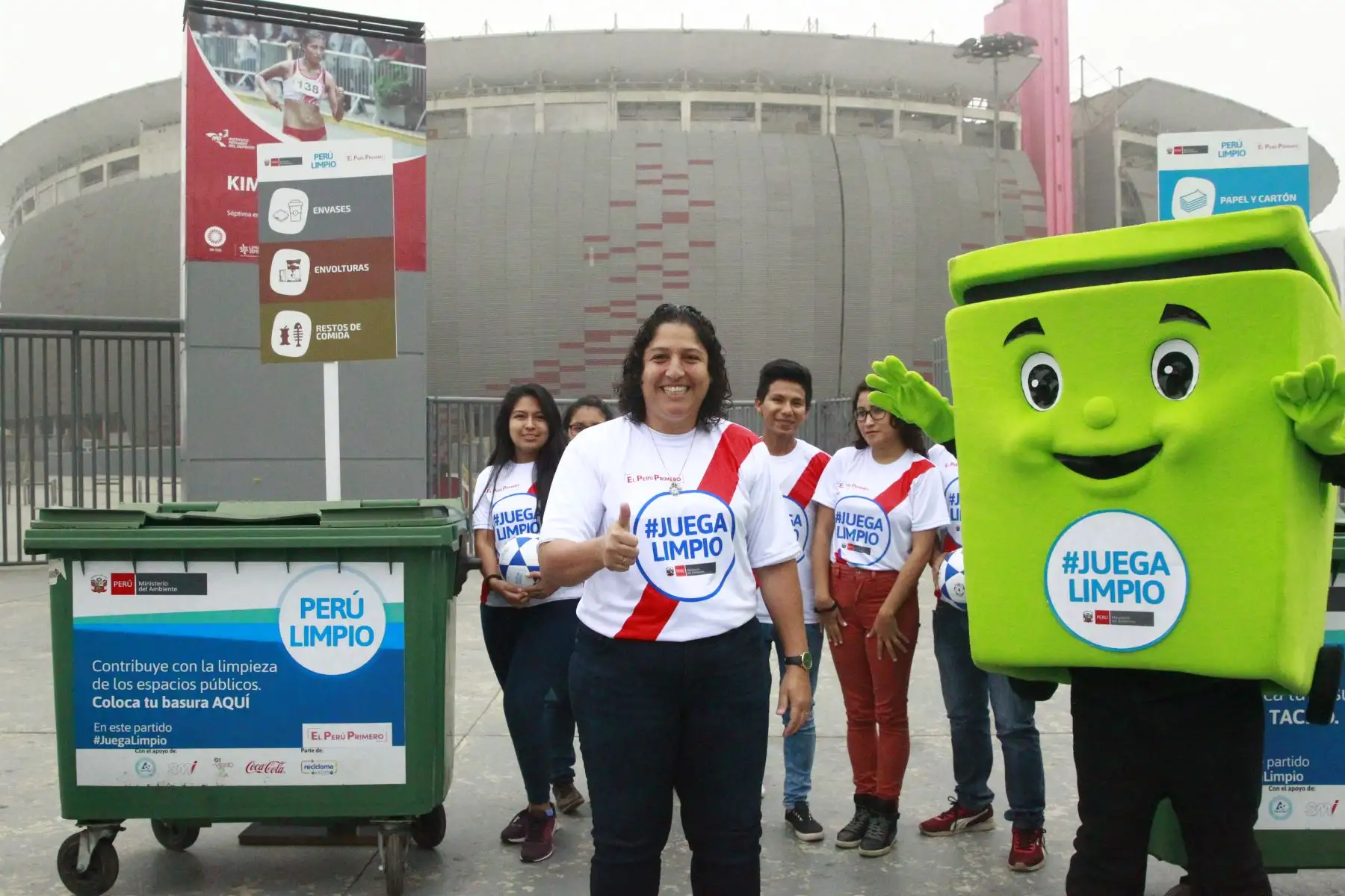 Ministra del Ambiente, Fabiola Muñoz, presenta la campaña "Juega limpio", para concientizar sobre arrojar la basura a tachos y contenedores previo al partido de Perú y Escocia. Foto: ANDINA/Eddy Ramos.