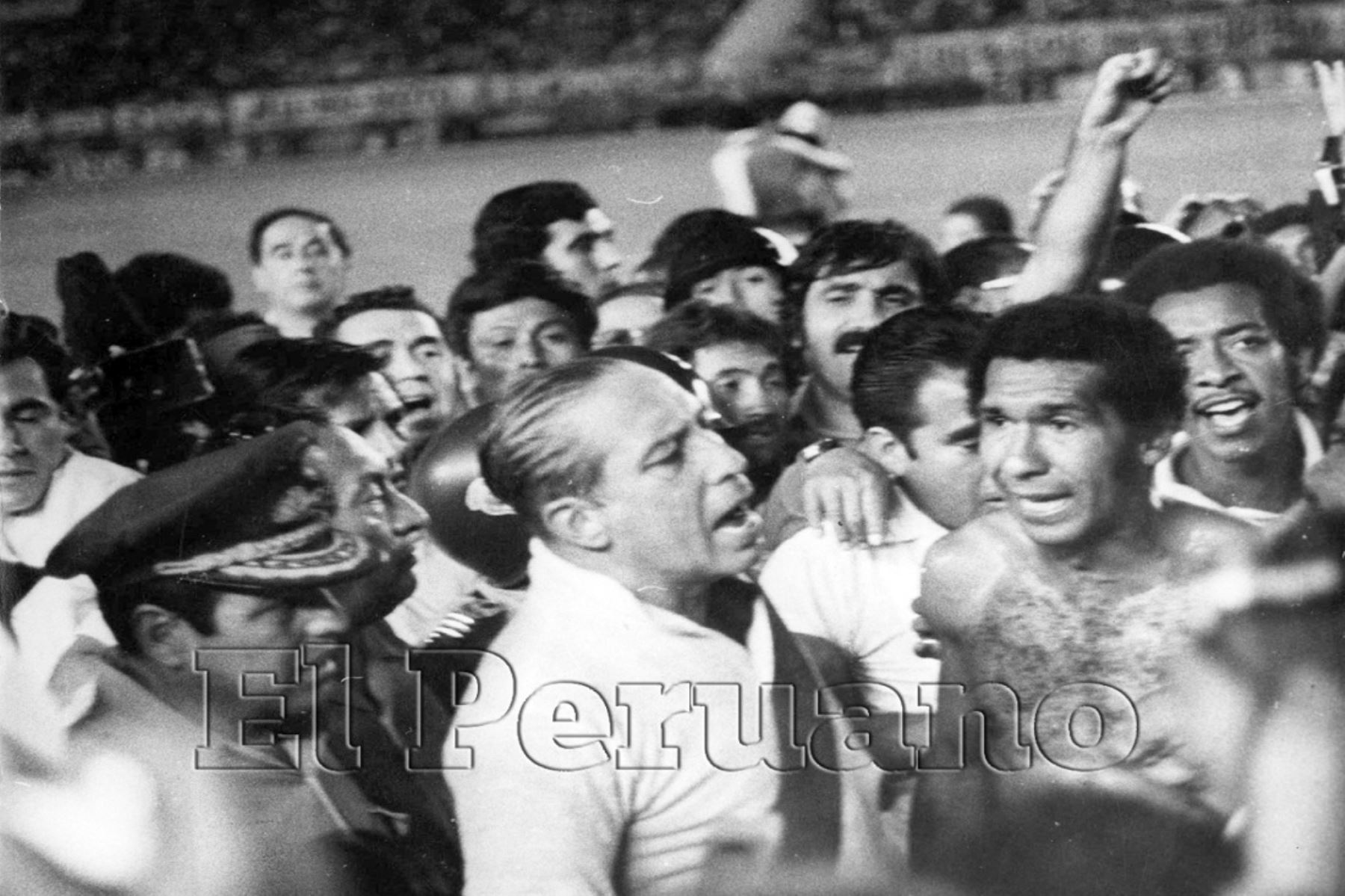 Presidente Francisco Morales Bermúdez celebra la clasificación del Perú al mundial Argentina 78 tras vencer a Chile en el Estadio Nacional. El entonces jefe del Estado se puso la camiseta del defensa nacional Julio Meléndez.