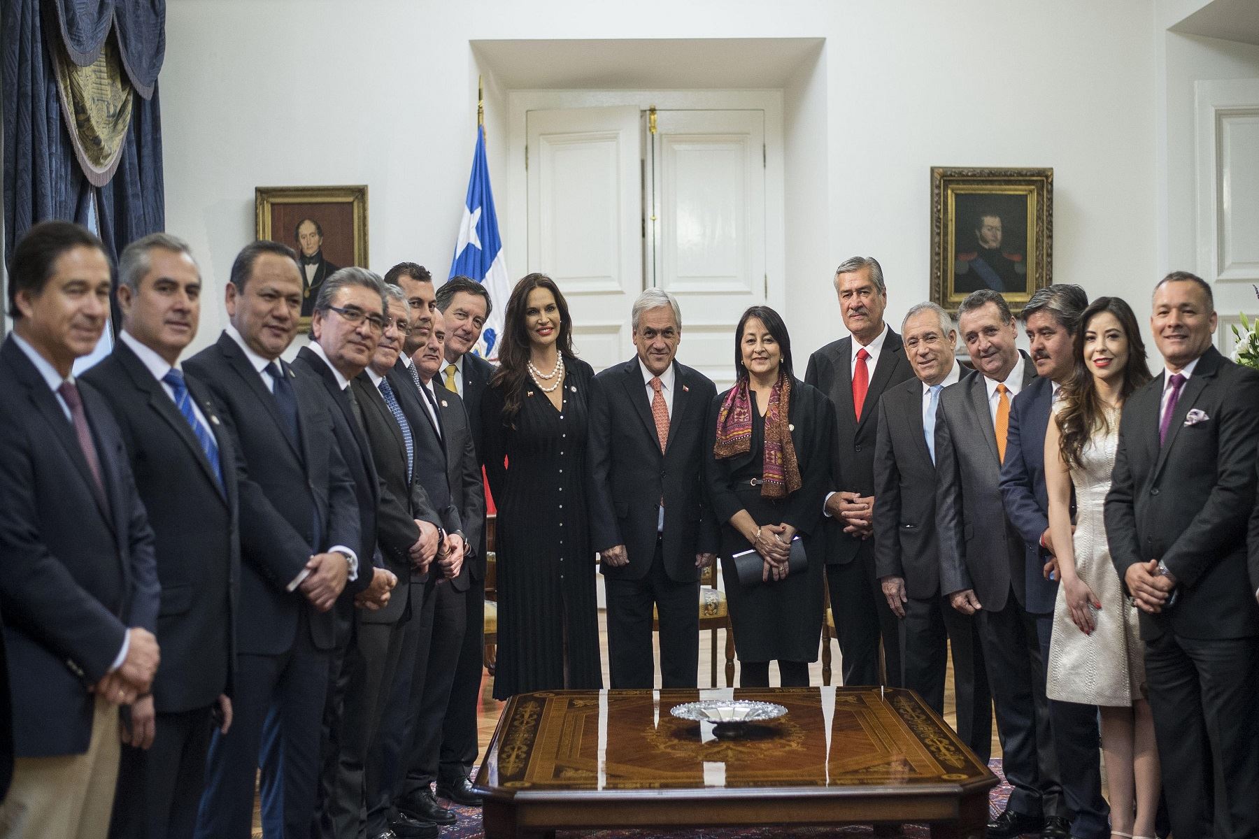 Presidente Sebastián Piñera se reunió con parlamentarios andinos peruanos Foto: EFE
