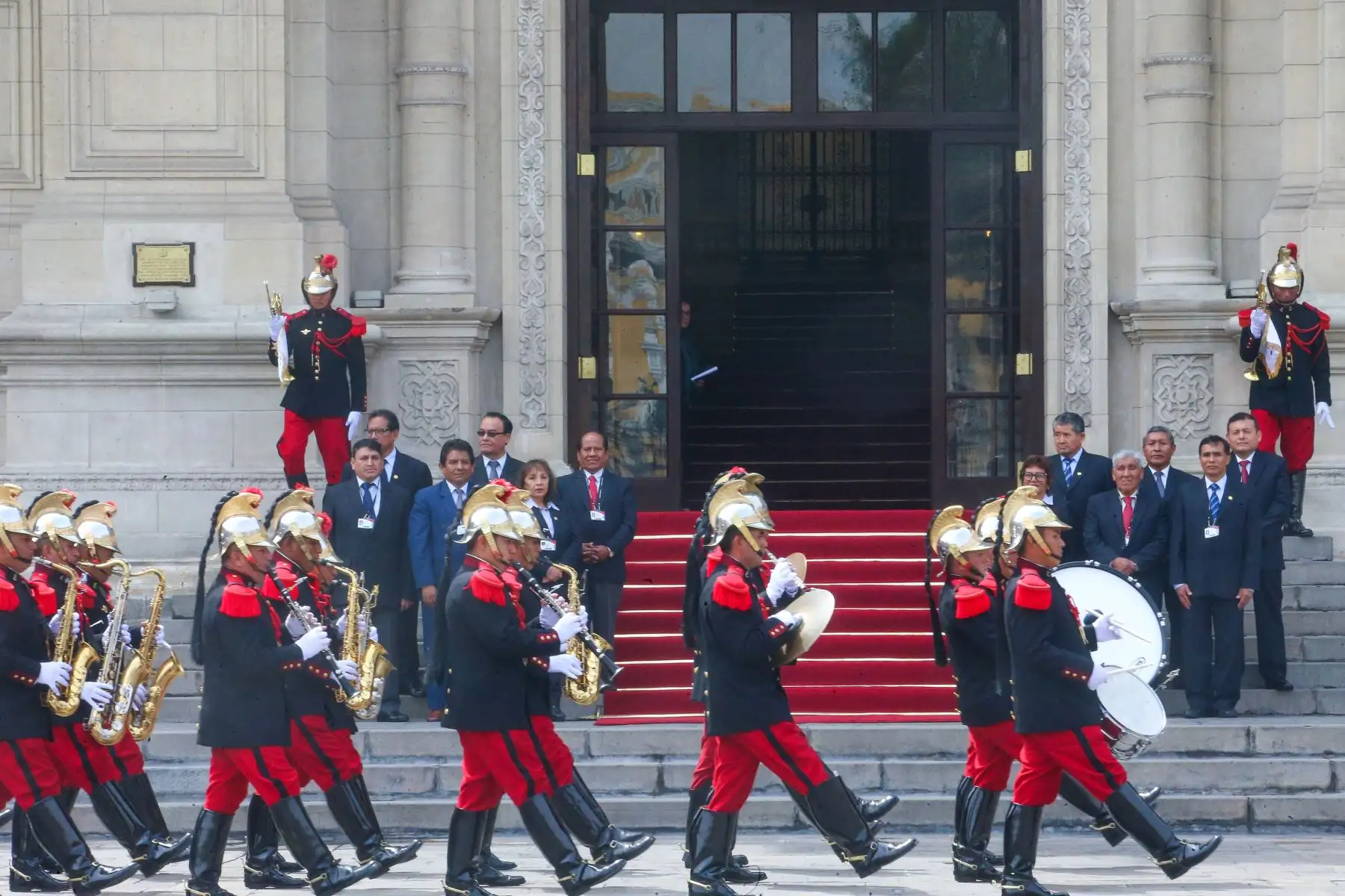 La farandola del Regimiento de Caballería “Mariscal Domingo Nieto”, escolta presidencial, interpreta el tradicional Cambio de Guardia, melodías para alentar a la selección peruana de fútbol.Foto: ANDINA/Prensa Presidencia